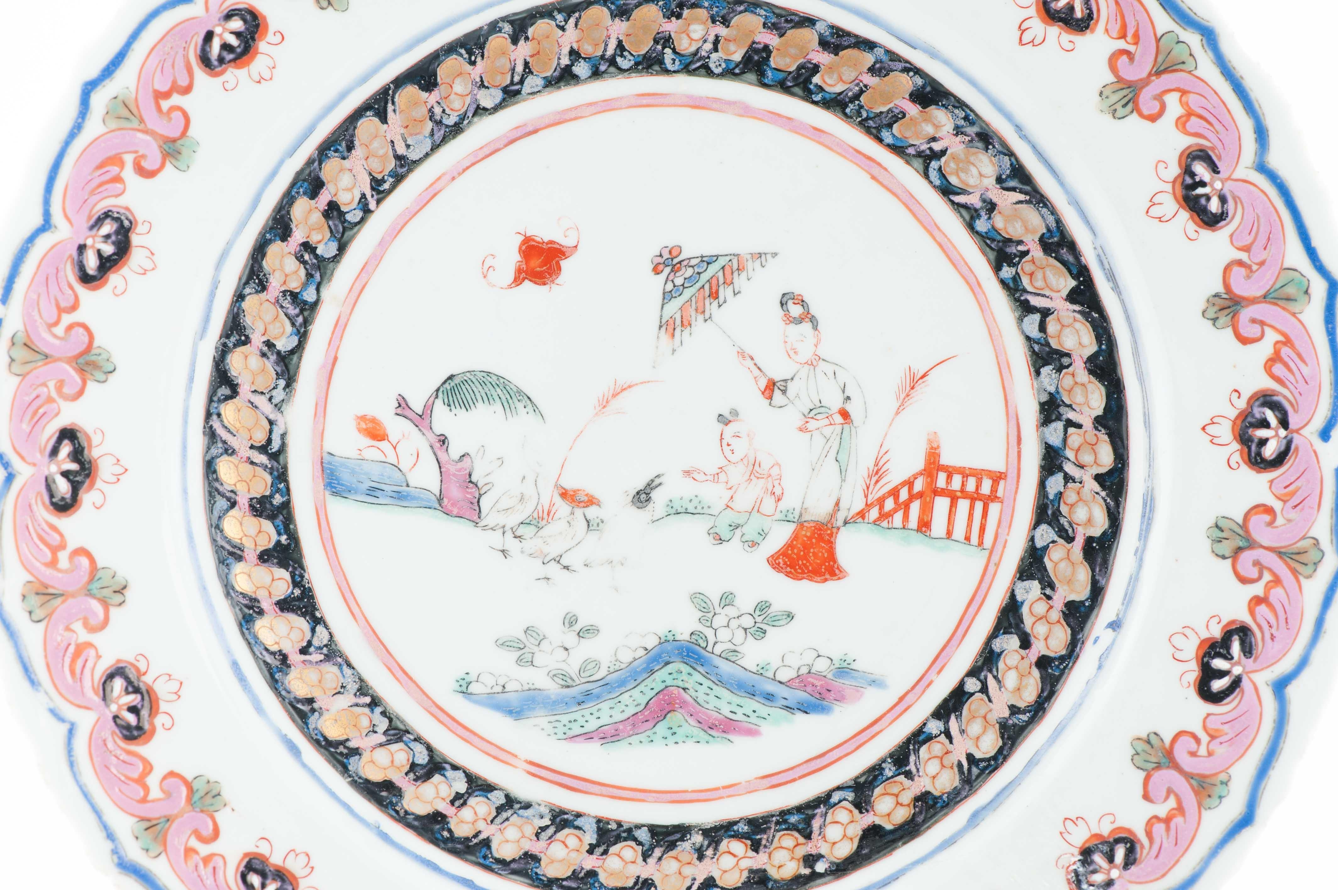 Antique Chinese Porcelain Famille Rose Yongzheng/Qianlong Dame au Parasol For Sale 14