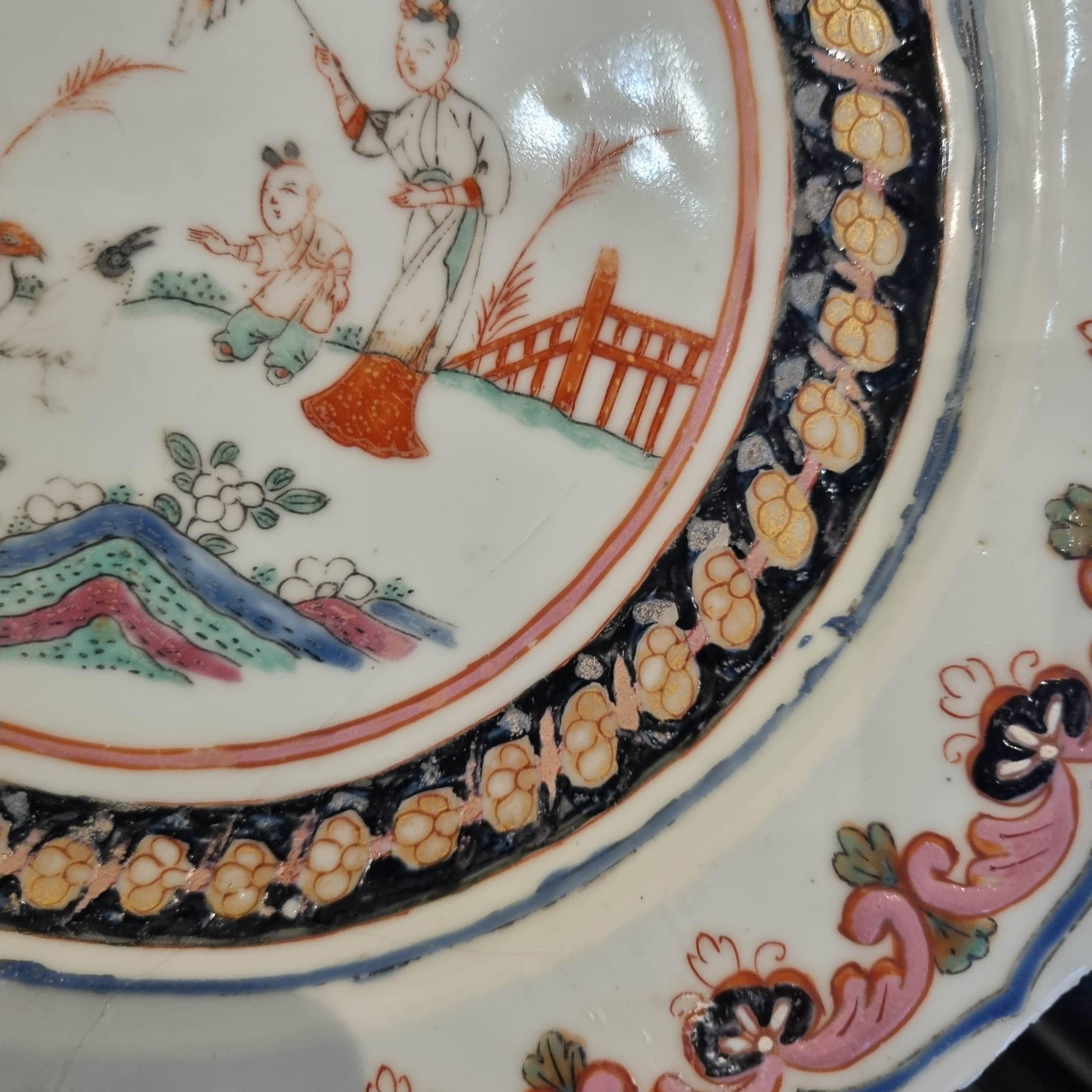 Antique Chinese Porcelain Famille Rose Yongzheng/Qianlong Dame au Parasol For Sale 1