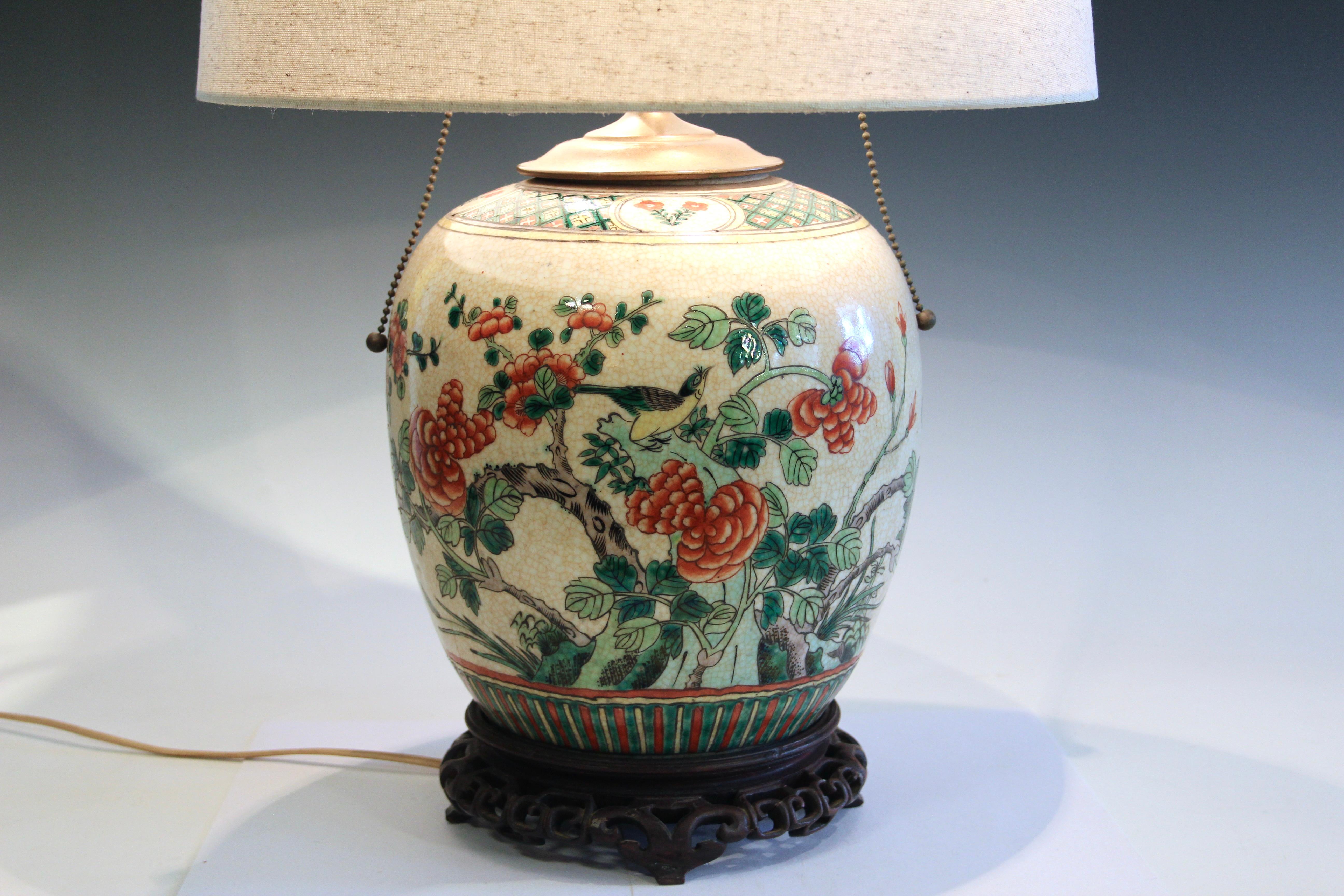 Antike chinesische Porzellanlampe aus Famille Verte, ca. 19. und 20. Schirm nicht enthalten. Hochwertige Beschläge, glatte Züge mit langen Ketten, ein Stück des durchbrochenen Sockels wieder eingesteckt, wie abgebildet. Insgesamt 26