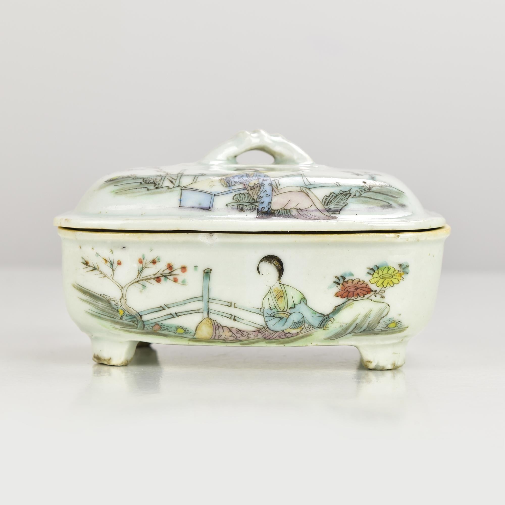 Esta encantadora jabonera rectangular de porcelana con tapa es un buen ejemplo de la loza china Famille Verte de la dinastía Qing, que data del siglo XIX. La decoración, pintada a mano, presenta una serena escena de jardín con una dama recostada