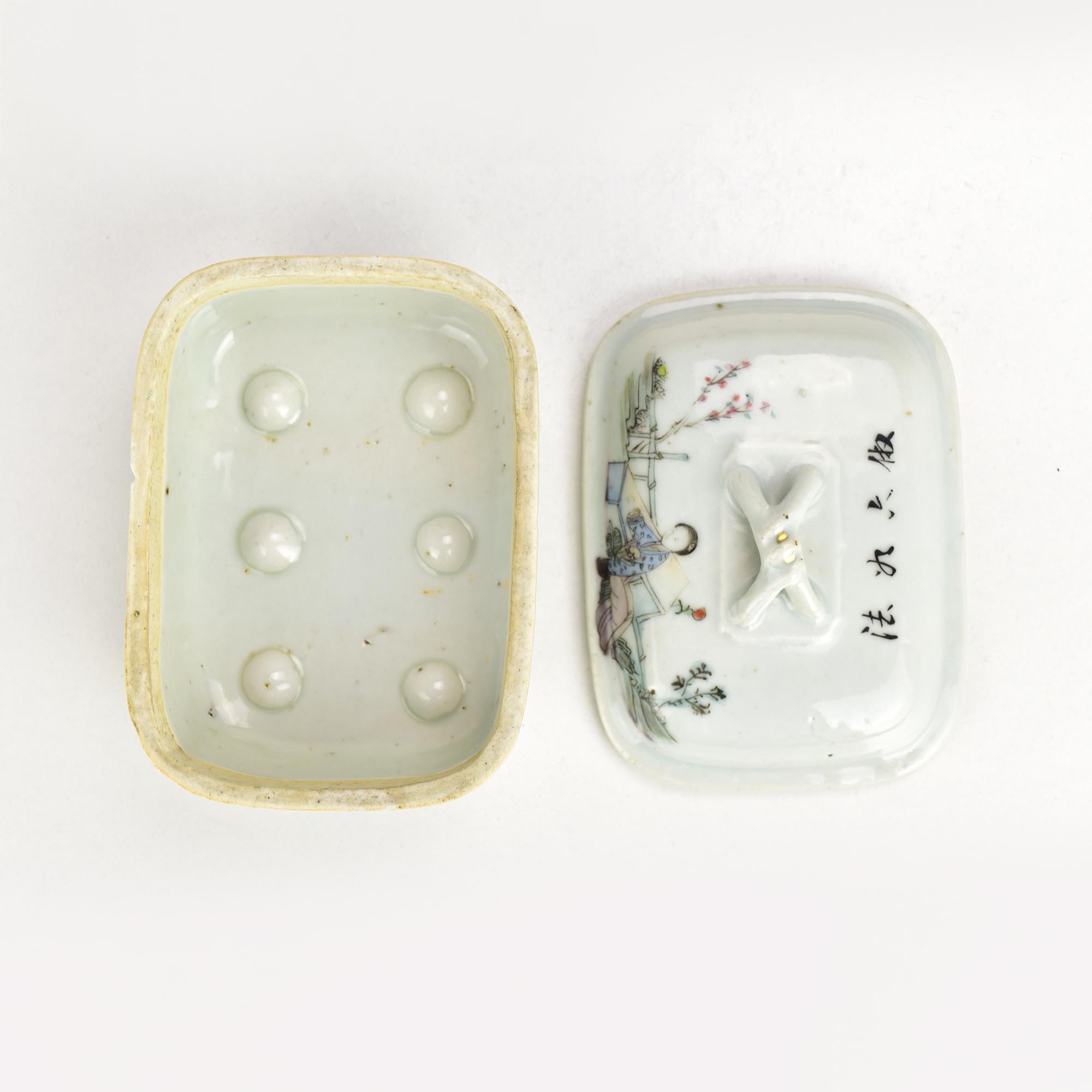 Antigua jabonera de porcelana china Famille Verte Dinastía Qing Siglo XIX Fines del siglo XIX en venta