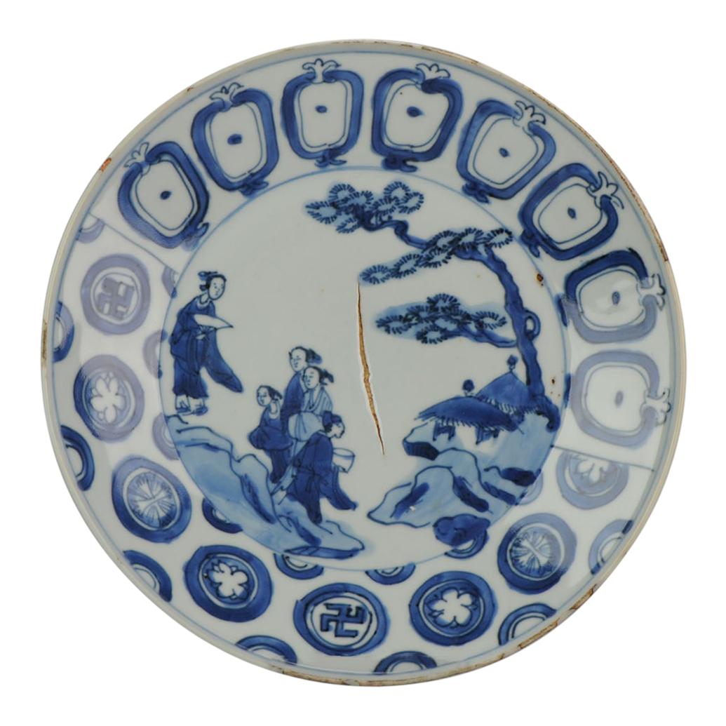 Antique Chinese Porcelain Figural Dish Late Ming Tianqi or CHongzhen  For Sale
