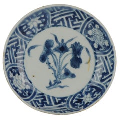 Ancienne assiette géométrique en porcelaine chinoise à fleurs, Chine, 17ème siècle