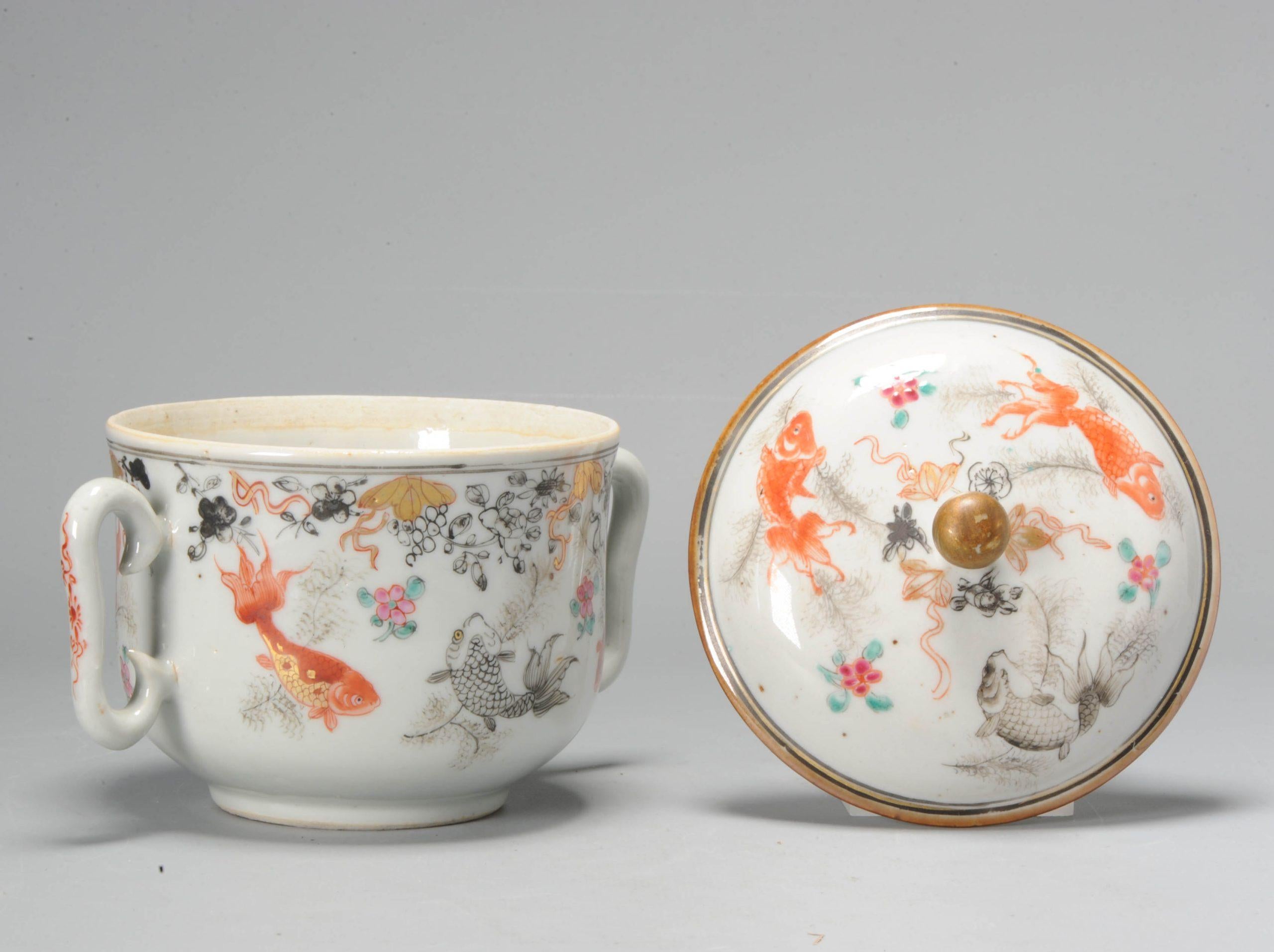 Cinese Antico vaso di porcellana cinese con pesce d'oro Porcellana Yongzheng/Qianlong Cina in vendita