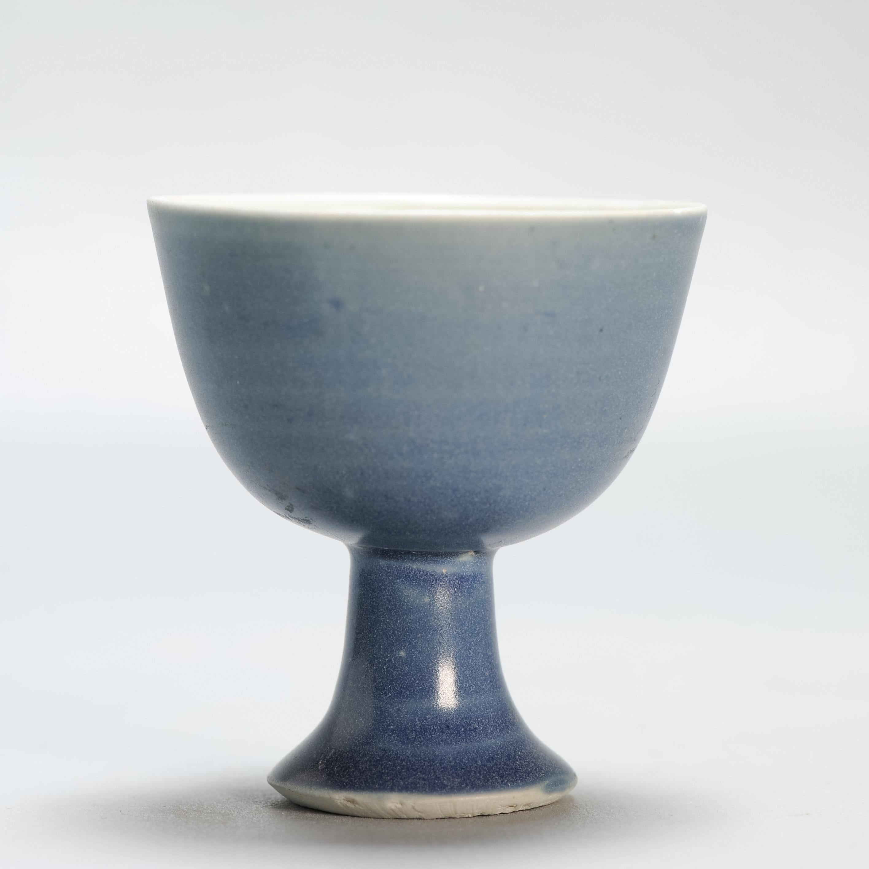 Antique Chinese Porcelain Hatcher Cargo Monochrome Stem cup Powder blue In Good Condition In Amsterdam, Noord Holland
