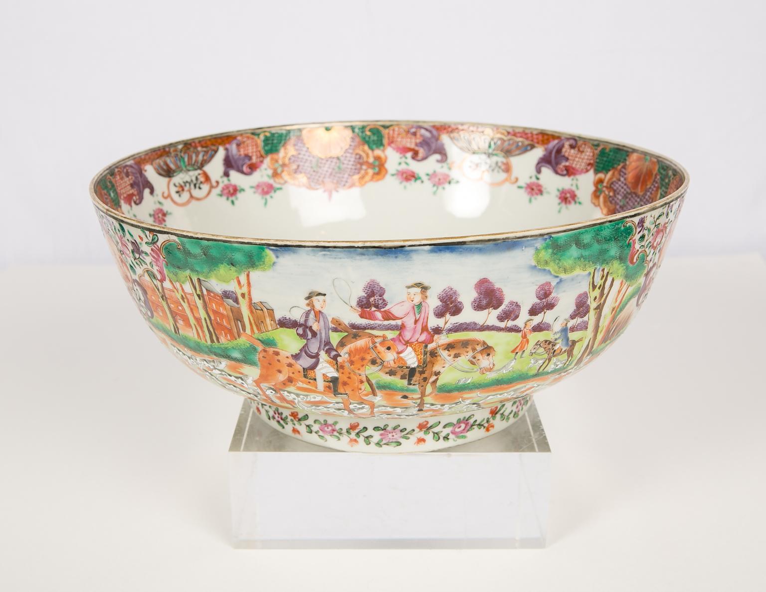 Antique Chinese Porcelain Hunt Bowl circa 1770 In Excellent Condition In Katonah, NY