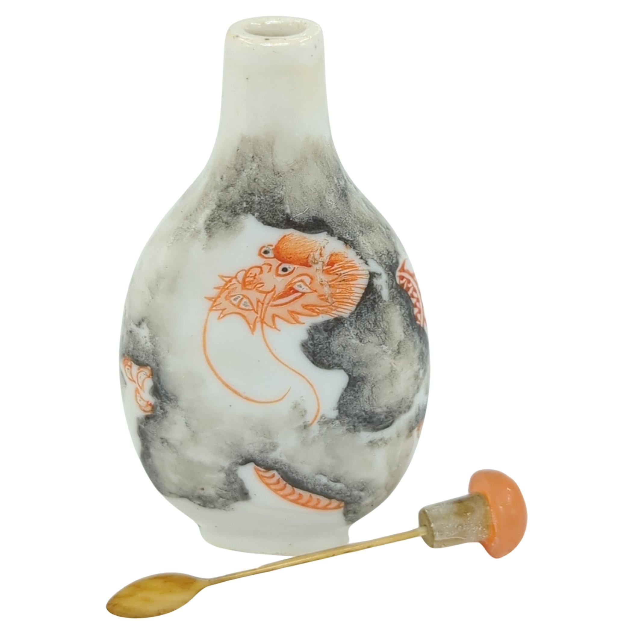 Chinois Bouteille de parfum antique en porcelaine chinoise Fencai Iron Red Dragon Clouds Qing 19c en vente