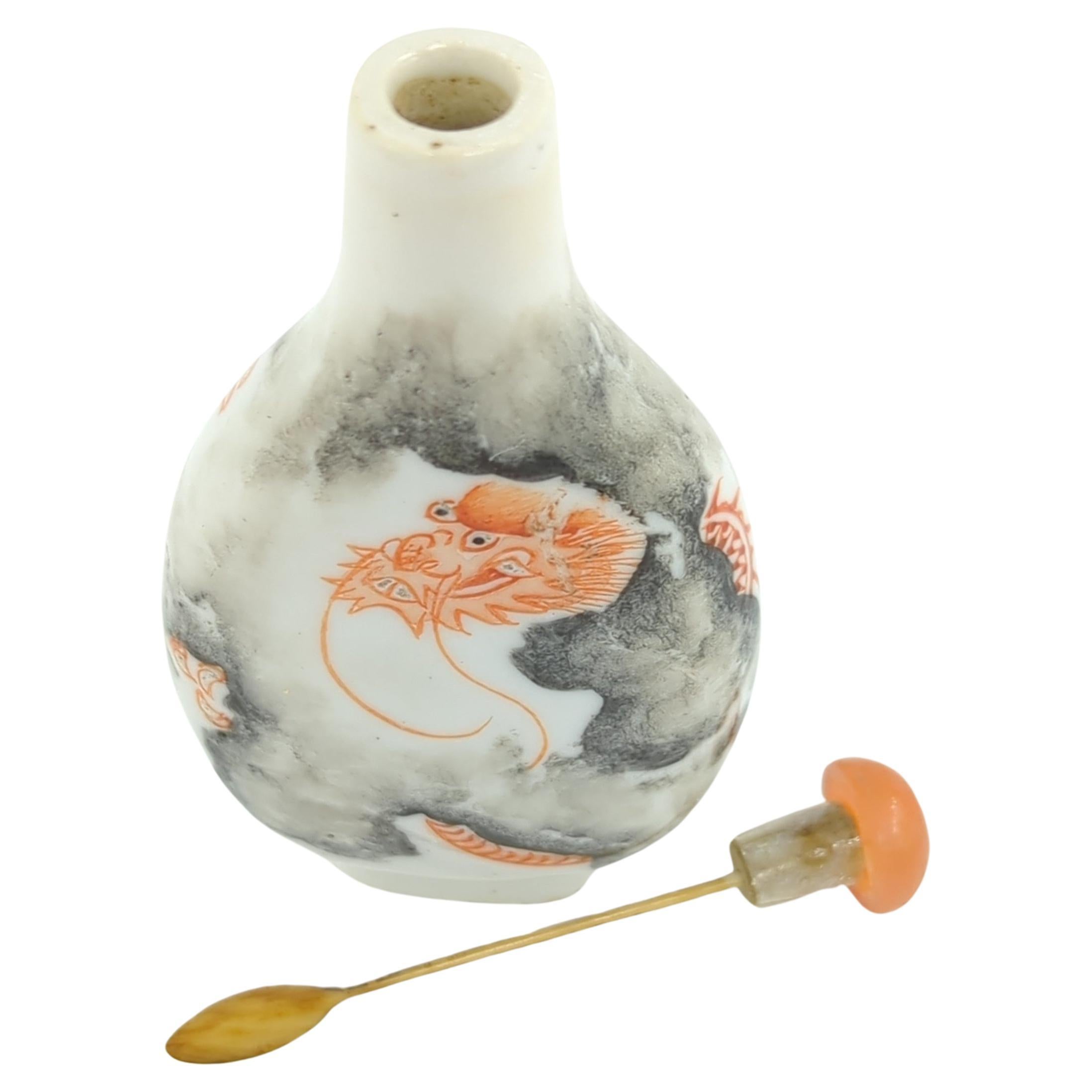 Chinois Bouteille de parfum antique en porcelaine chinoise Fencai Iron Red Dragon Clouds Qing 19c en vente