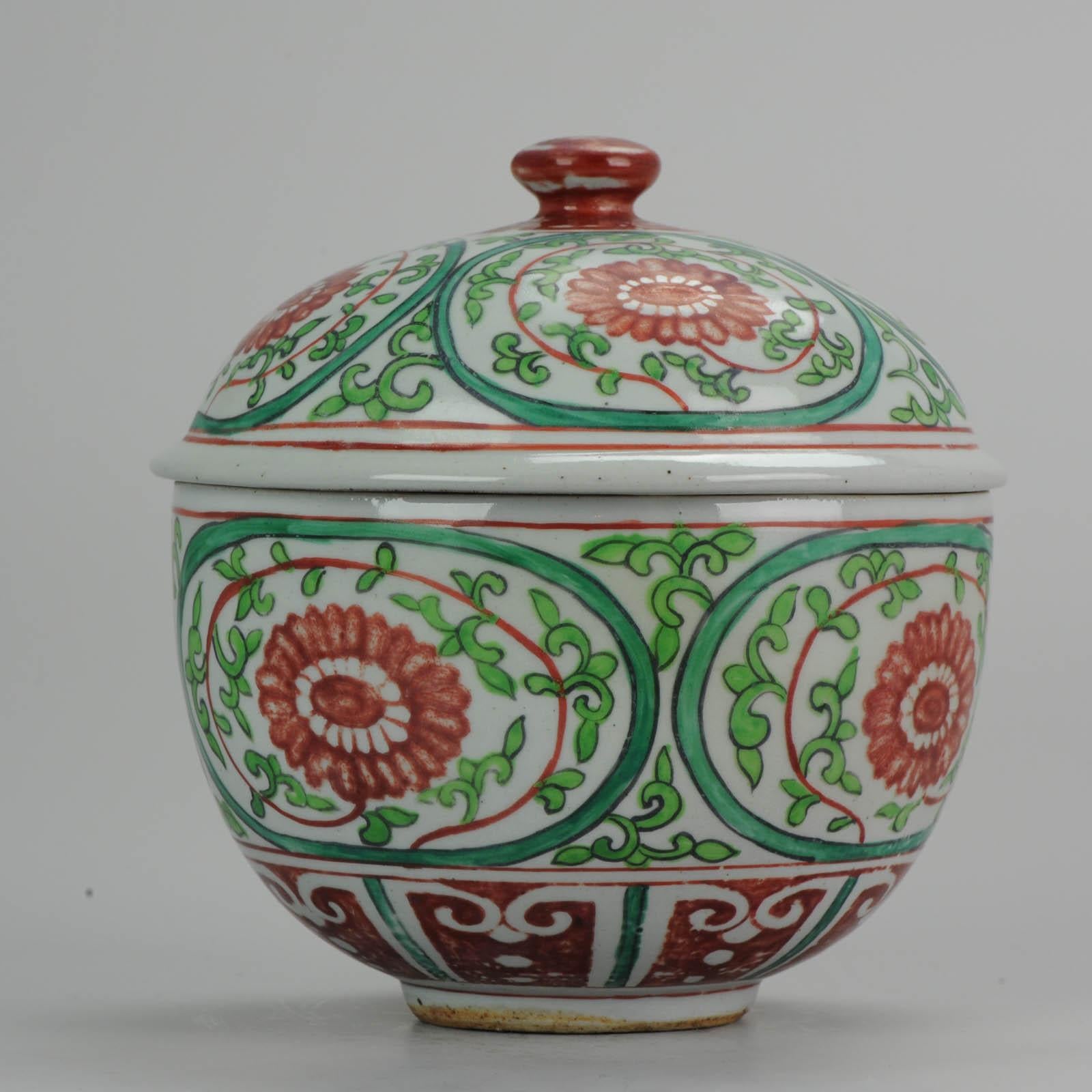 Antique Chinese Porcelain Jar 18th Century SE Asian Thai Market Bencharong Peony In Good Condition For Sale In Amsterdam, Noord Holland