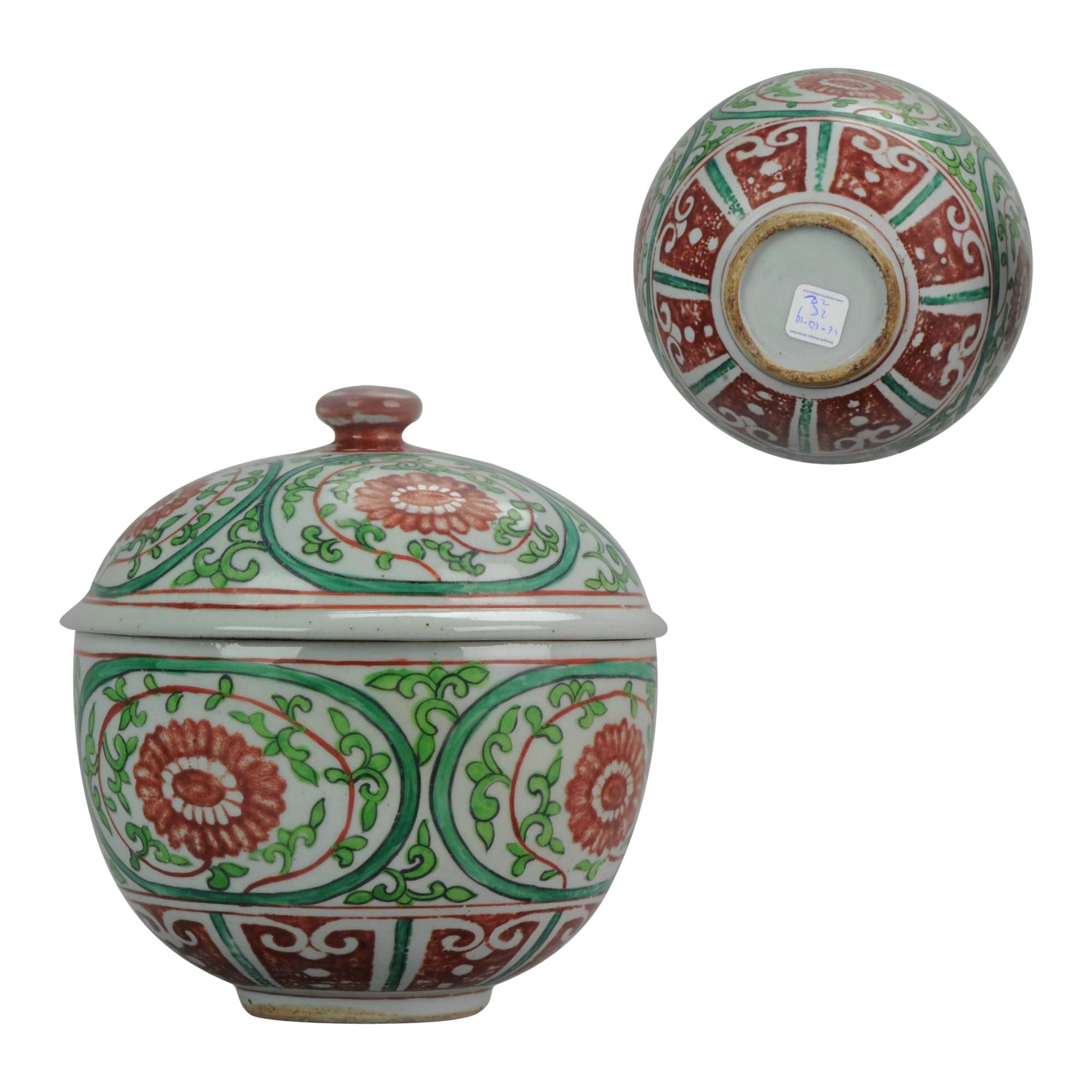 Ancienne jarre en porcelaine chinoise du 18ème siècle marché asiatique thaïlandais de la mer de Bencharong Peony