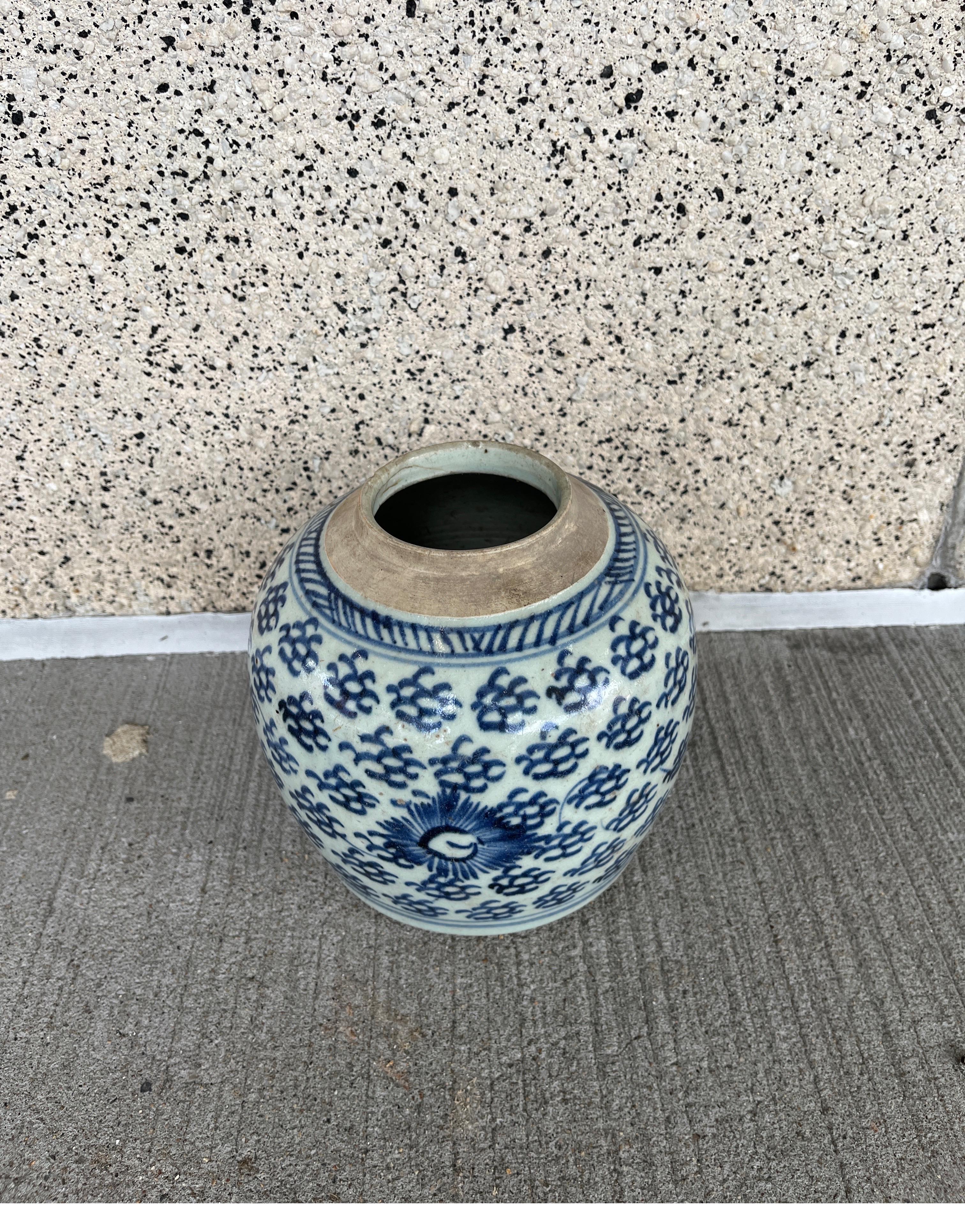 Antique Chinese Porcelain Jar In Good Condition For Sale In New York, NY