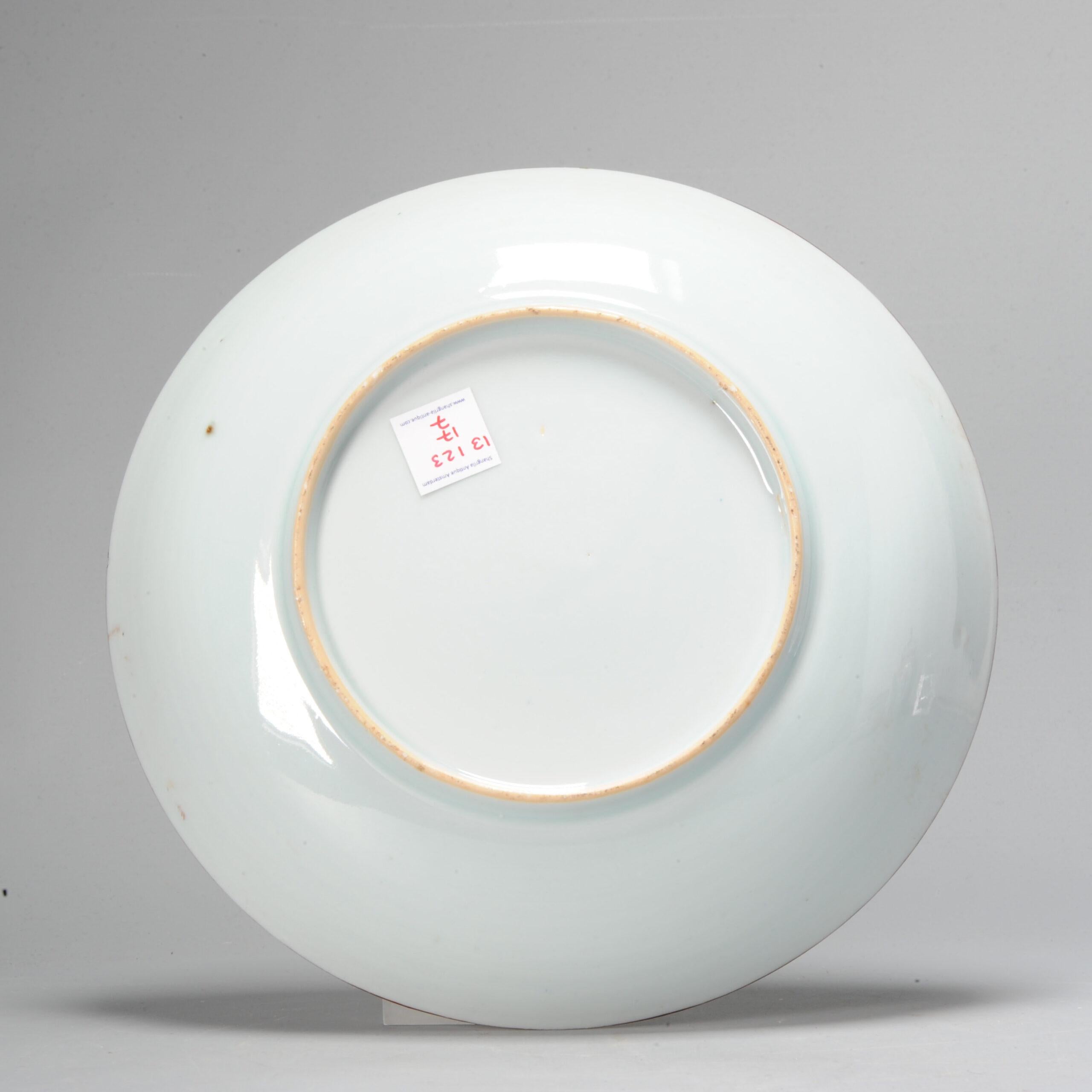 Insolito piatto profondo in stile Kakiemon con decorazioni olandesi. Il piatto in sé è un piatto di porcellana bianca del periodo Kangxi, circa 1700-1720. Il dipinto è una smaltatura olandese del 1710-1725 circa. È visibile una scena in quello che