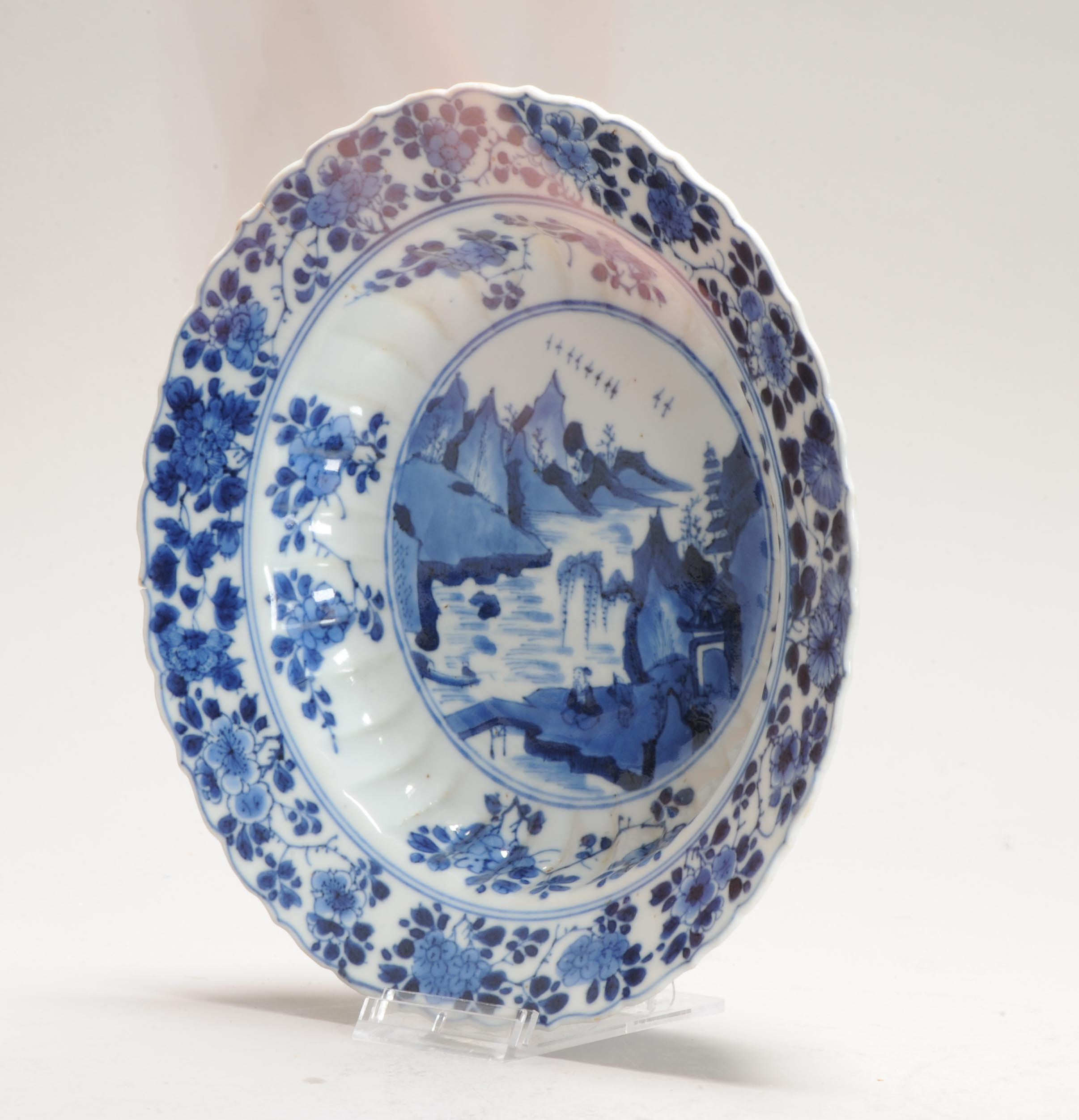 Plato antiguo de porcelana china Kangxi azul y blanca Paisaje Xieyi, ca 1700 Chino en venta