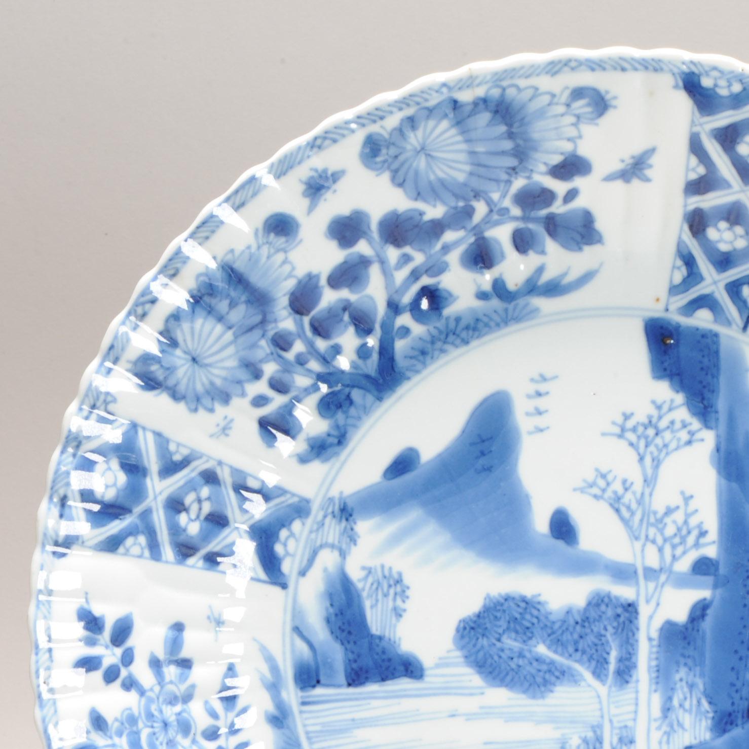 Cinese Antico piatto di porcellana cinese Kangxi in bianco e blu Paesaggio Xieyi, 1700 ca. in vendita