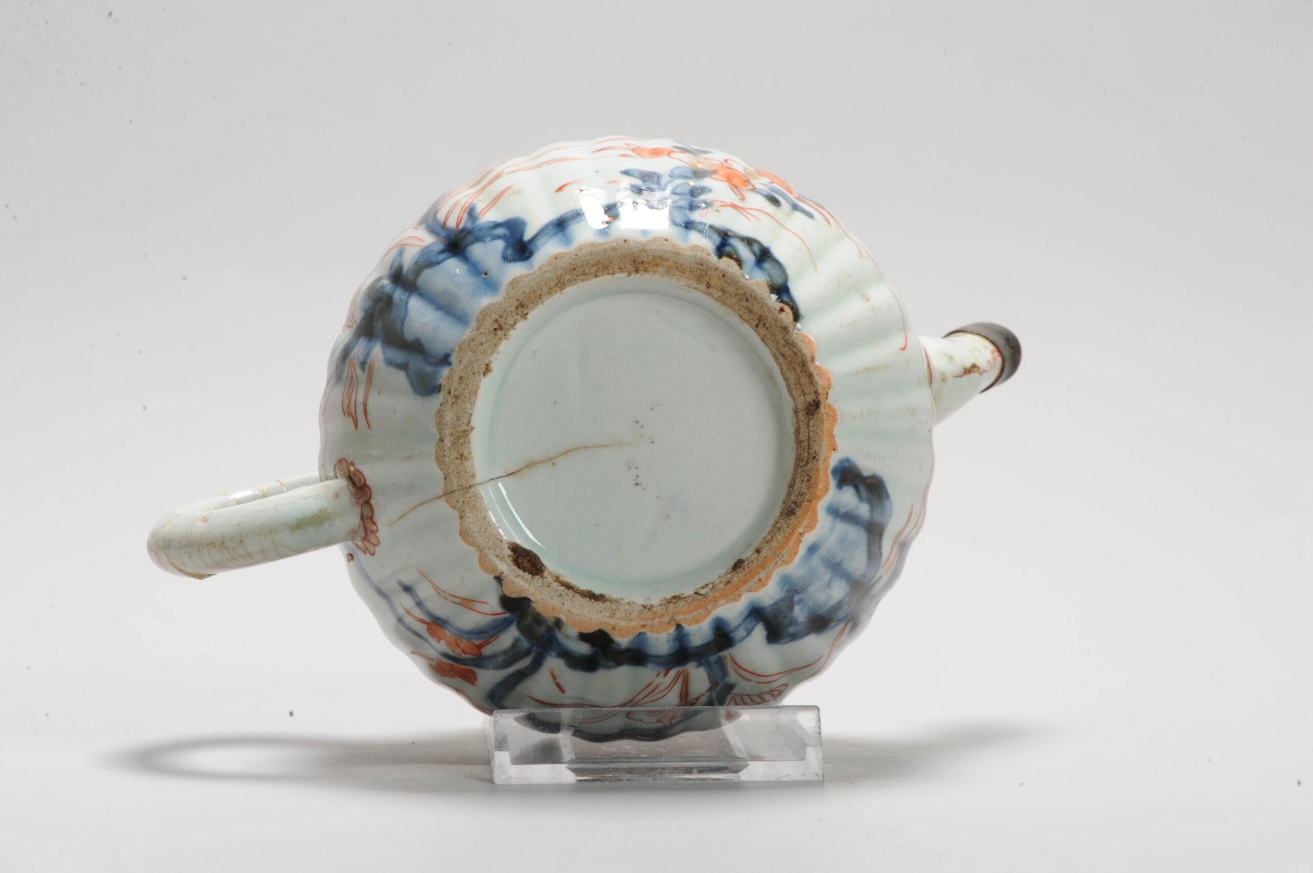 Une théière très joliment décorée en palette imari.  Période Kangxi avec paysage

Informations complémentaires :
MATERIAL : Porcelaine et poterie
Région d'origine : Chine
Période : XVIIIe siècle
Empereur : Qianlong (1735-1796), Yongzheng