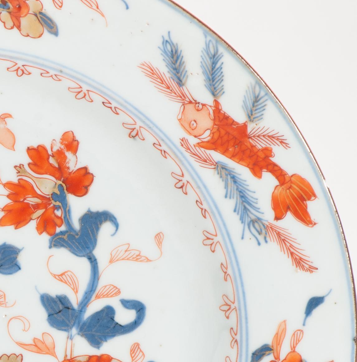 Antique Chinese Porcelain Kangxi Period Imari Flower Gold Fish Plate, 18th C. In Good Condition In Amsterdam, Noord Holland
