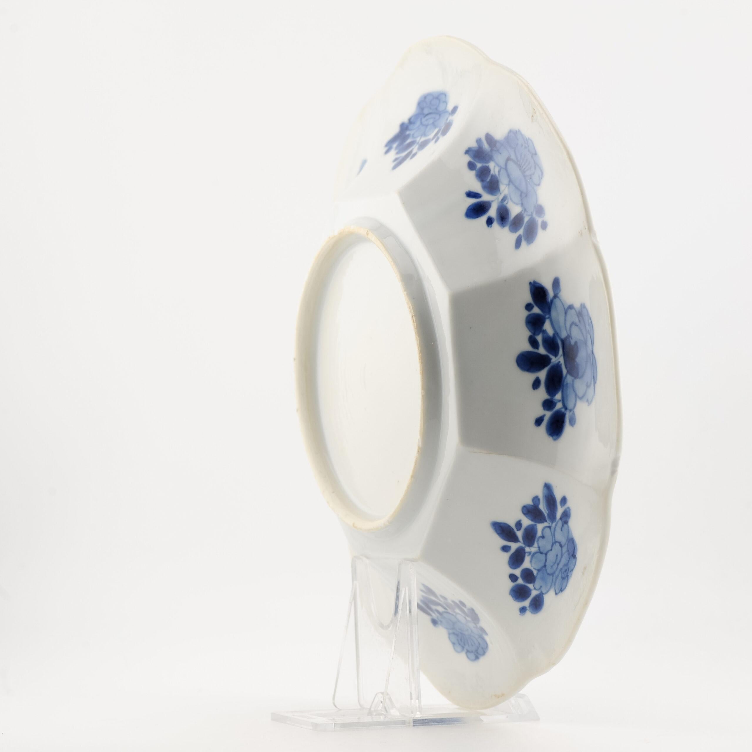 Ancienne assiette en porcelaine chinoise de la période Kangxi, fleurs d'oiseaux, non marquée en vente 3