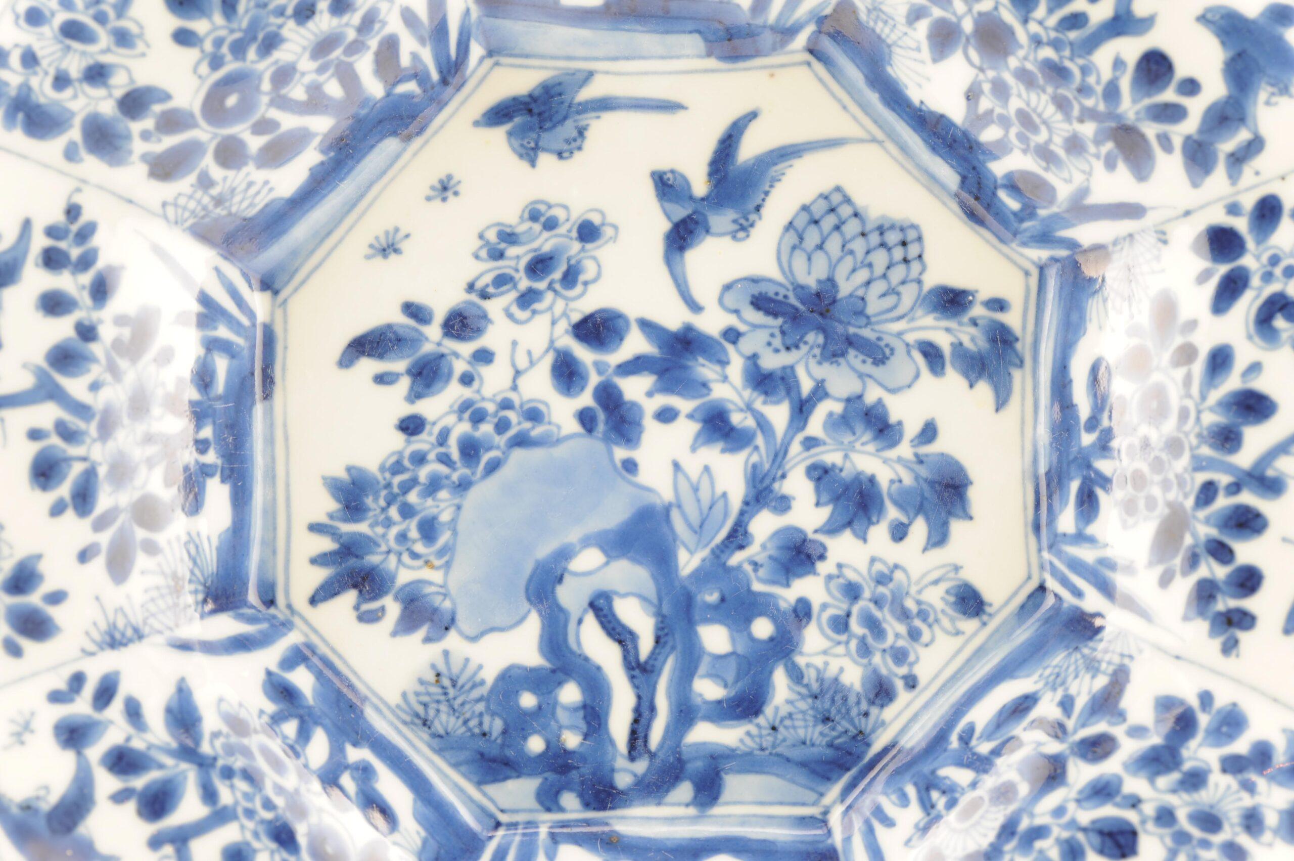 Ancienne assiette en porcelaine chinoise de la période Kangxi, fleurs d'oiseaux, non marquée en vente 7
