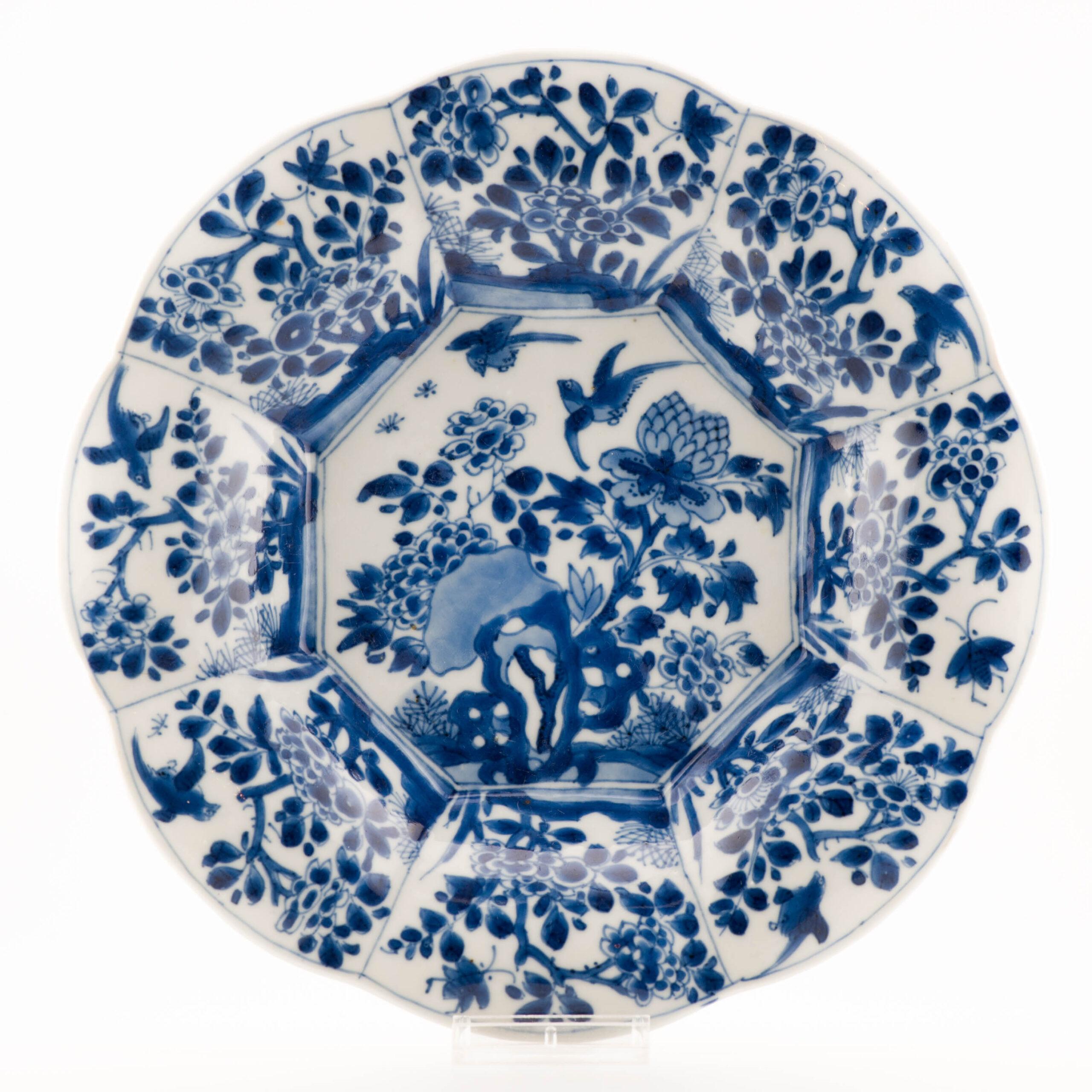 Une belle assiette de la période Kangxi datant d'environ 1690-1710. Fabriqué d'après des pièces d'argenterie hollandaises de forme similaire. Non marqué
Période : Kangxi
Pays d'origine : Chine

Condit
2 frites au bord et 1 ligne. Taille : 20.8x3.4CM