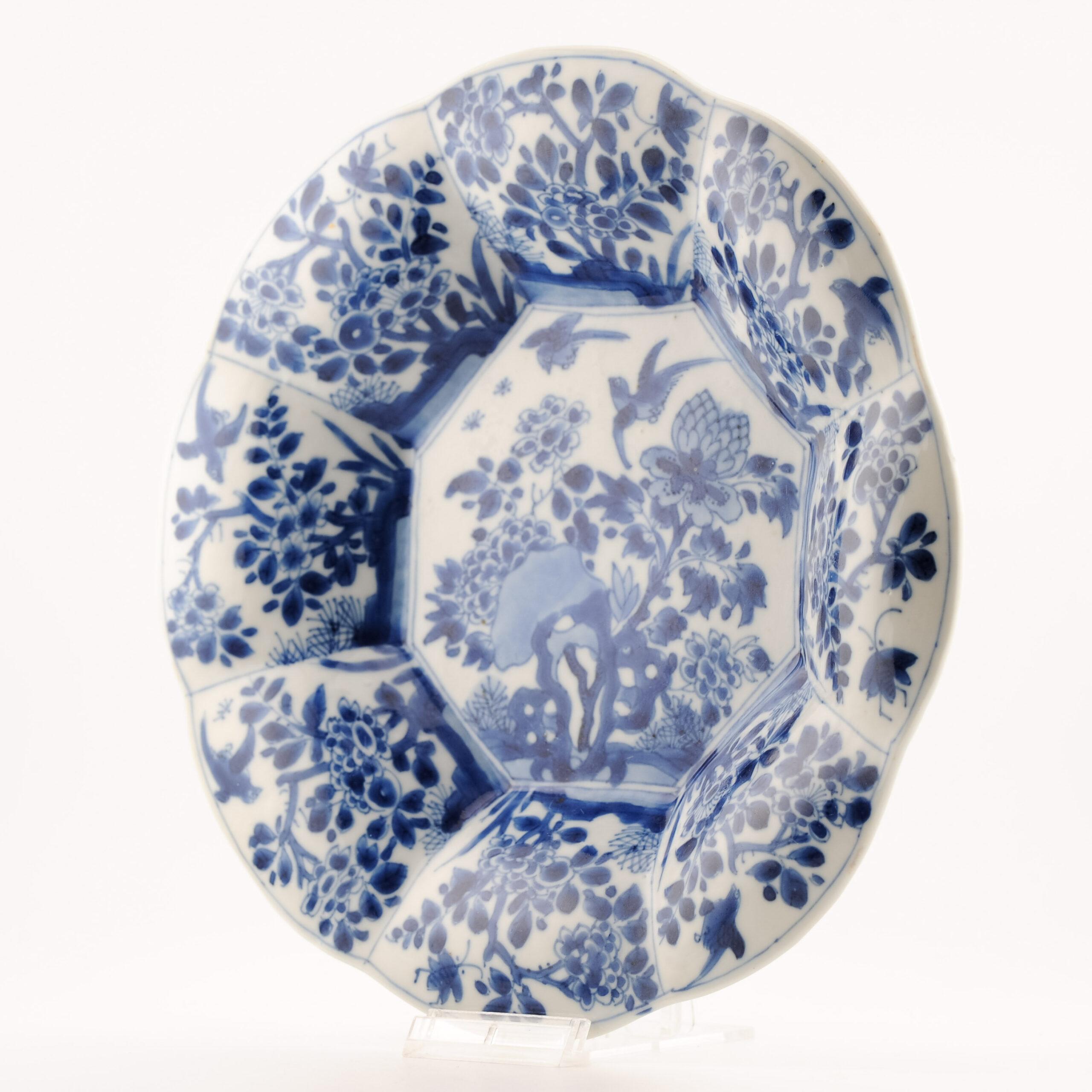 Qing Ancienne assiette en porcelaine chinoise de la période Kangxi, fleurs d'oiseaux, non marquée en vente