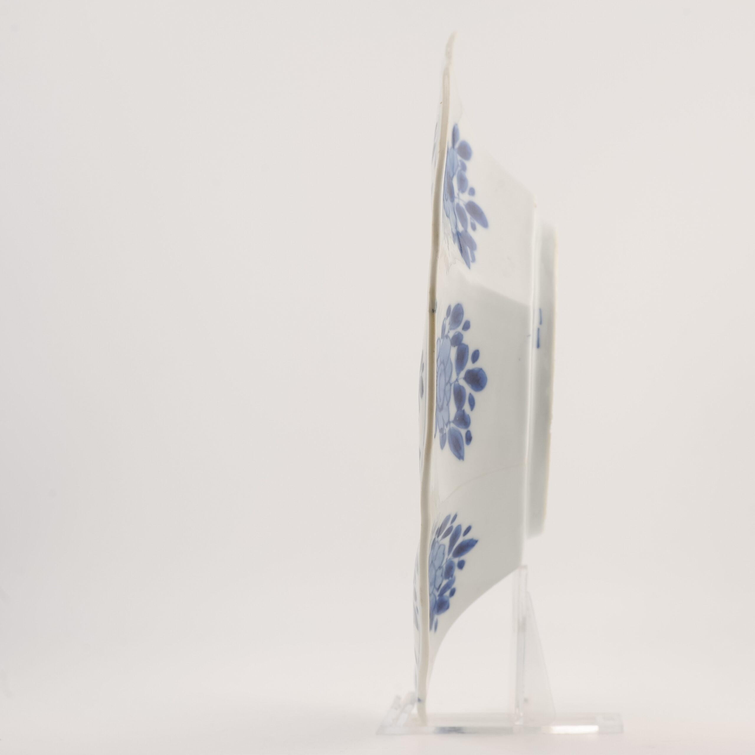 Ancienne assiette en porcelaine chinoise de la période Kangxi, fleurs d'oiseaux, non marquée Bon état - En vente à Amsterdam, Noord Holland