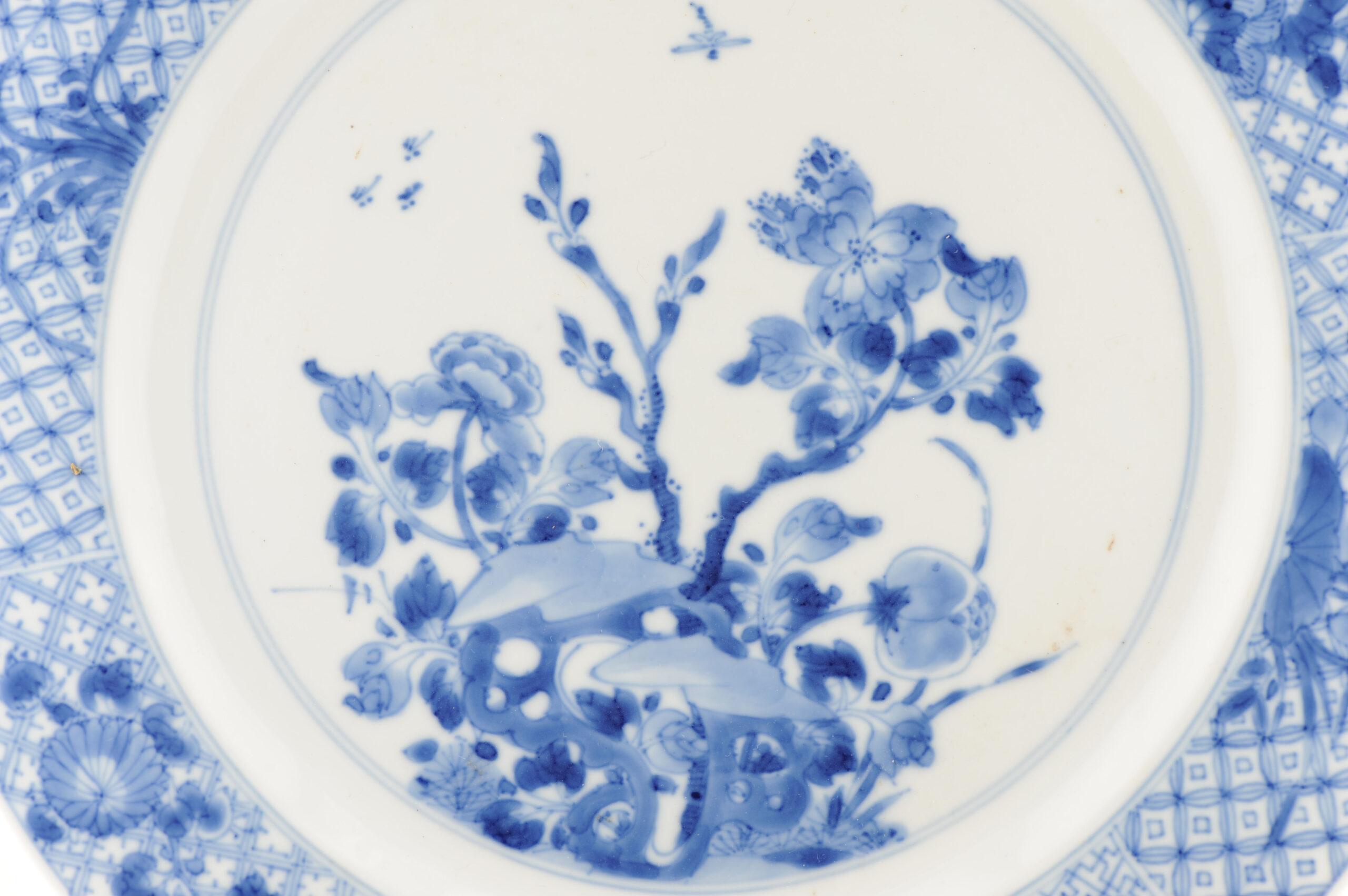 Precioso plato de la época Kangxi que data aproximadamente de 1690-1710. Bonito bambú en la base. Marcado en la base con una marca.

Más información:
Material: Porcelana y cerámica
Región de origen: China
Emperador: Kangxi (1661-1722)
Periodo: 