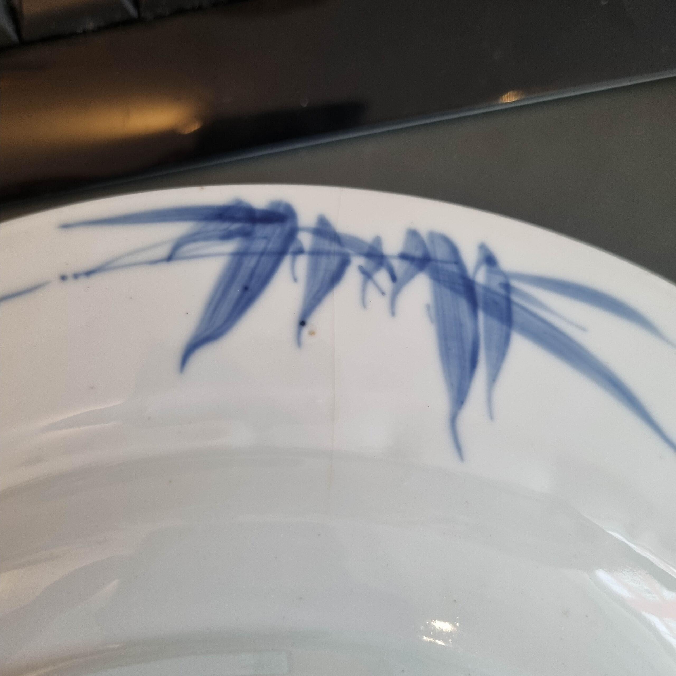 Antiguo Plato de Porcelana China Periodo Kangxi Flores Marcado, 1690-1710 Qing en venta