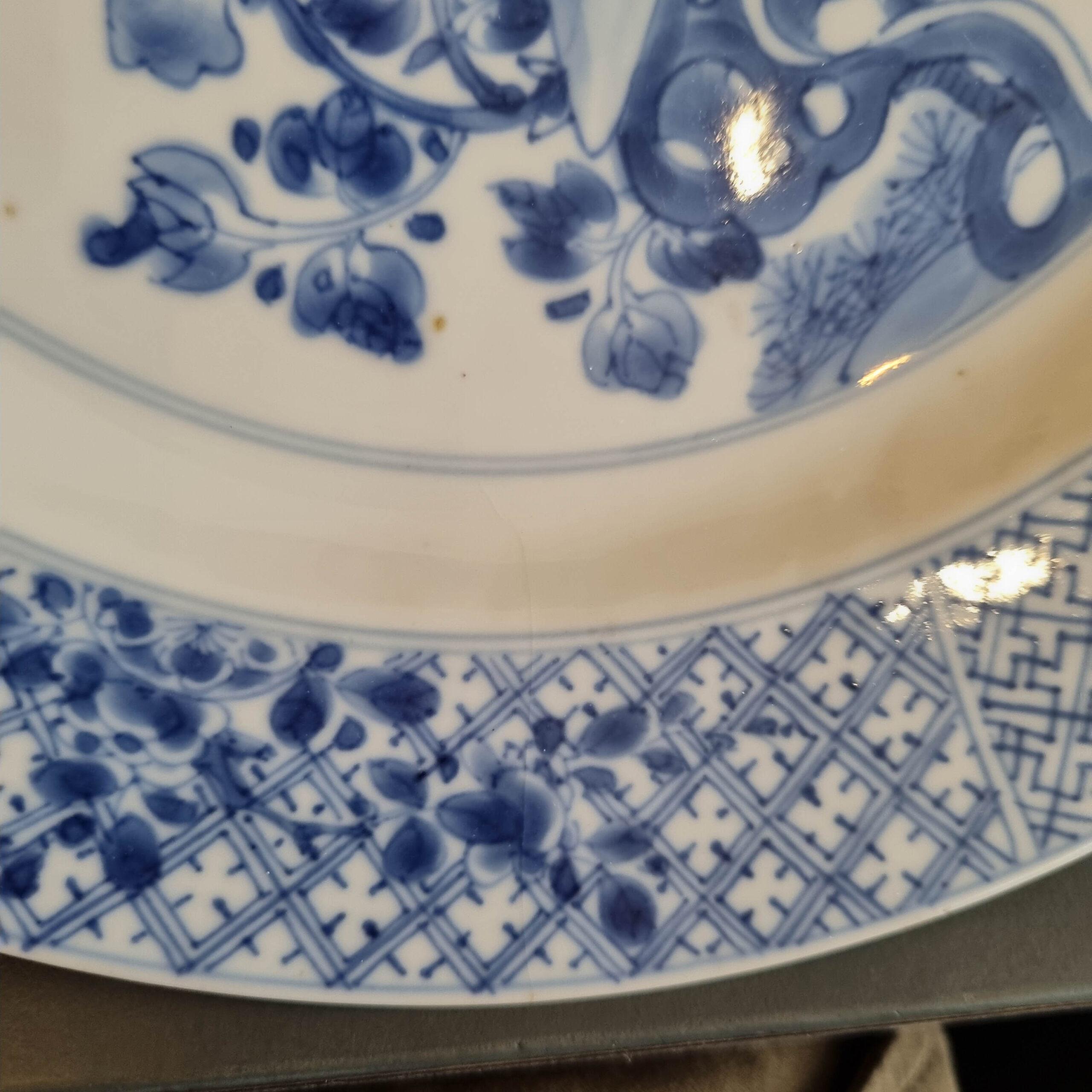 Antiguo Plato de Porcelana China Periodo Kangxi Flores Marcado, 1690-1710 Chino en venta