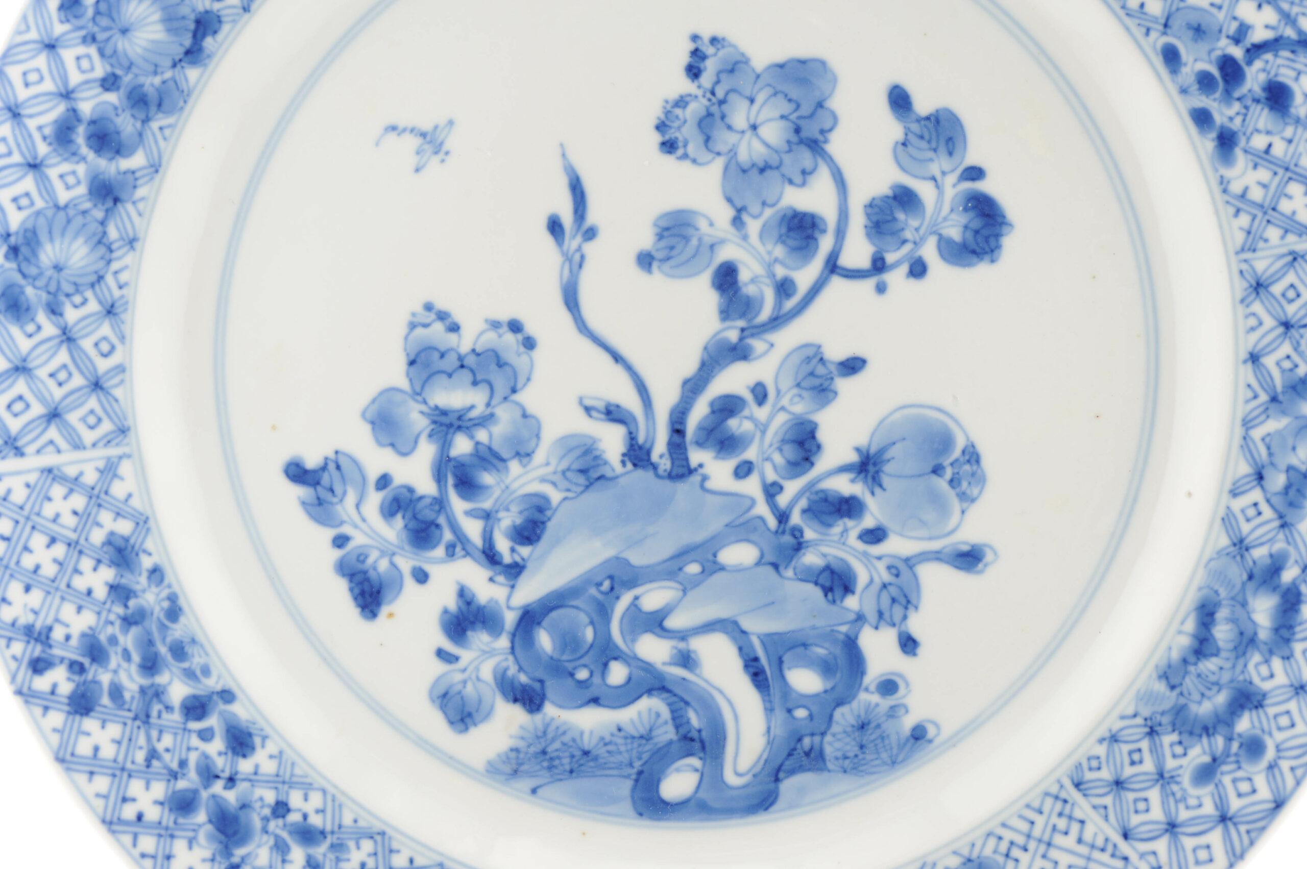 Antique Chinese Porcelain Kangxi Period Plate Dish Flowers Marked China In Good Condition For Sale In Amsterdam, Noord Holland
