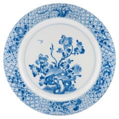 Ancienne assiette en porcelaine chinoise de la période Kangxi, fleurs marquées Chine