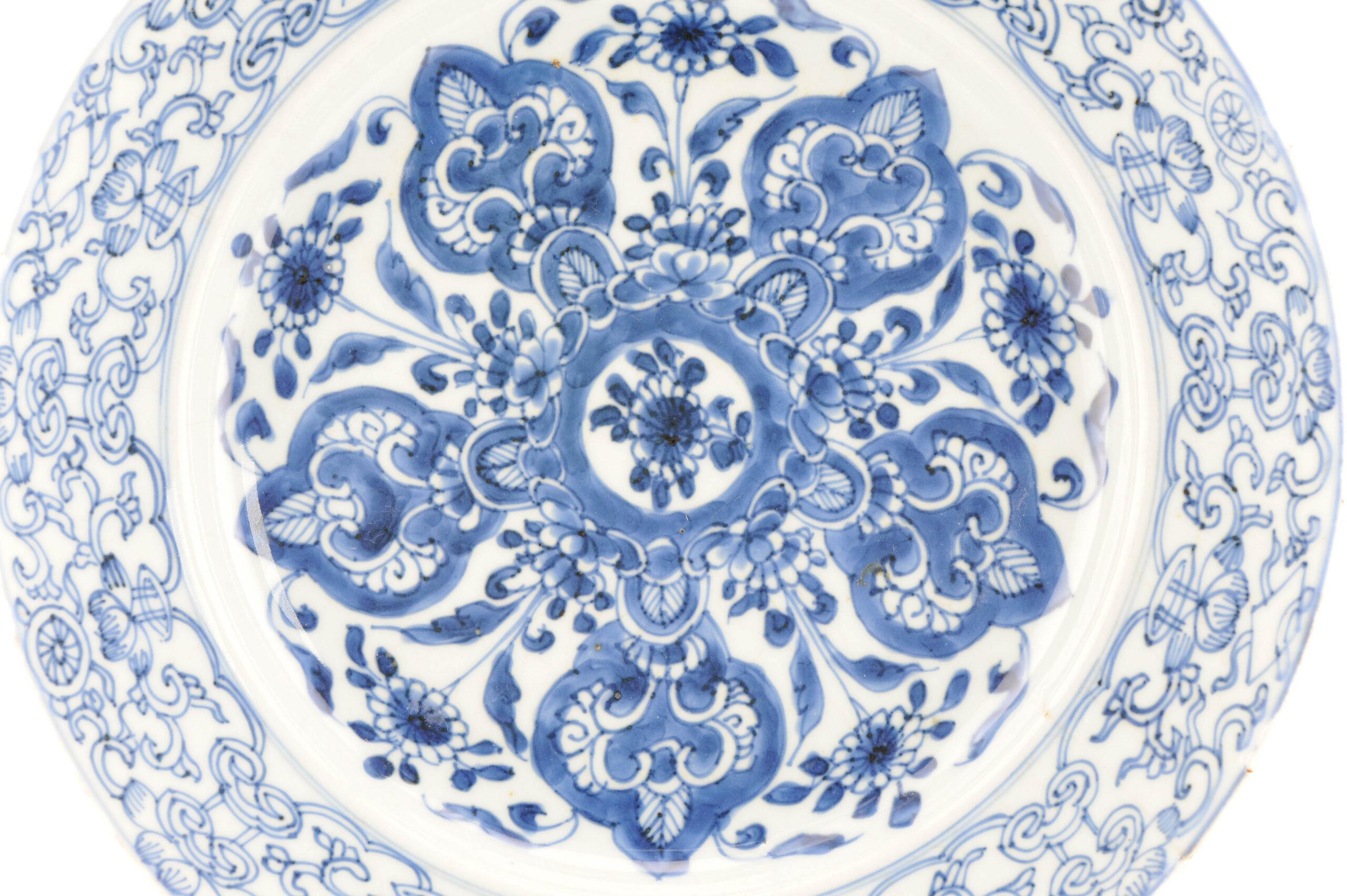 Antiguo Plato de Porcelana China Periodo Kangxi Flores Calidad Superior en Bueno estado para la venta en Amsterdam, Noord Holland