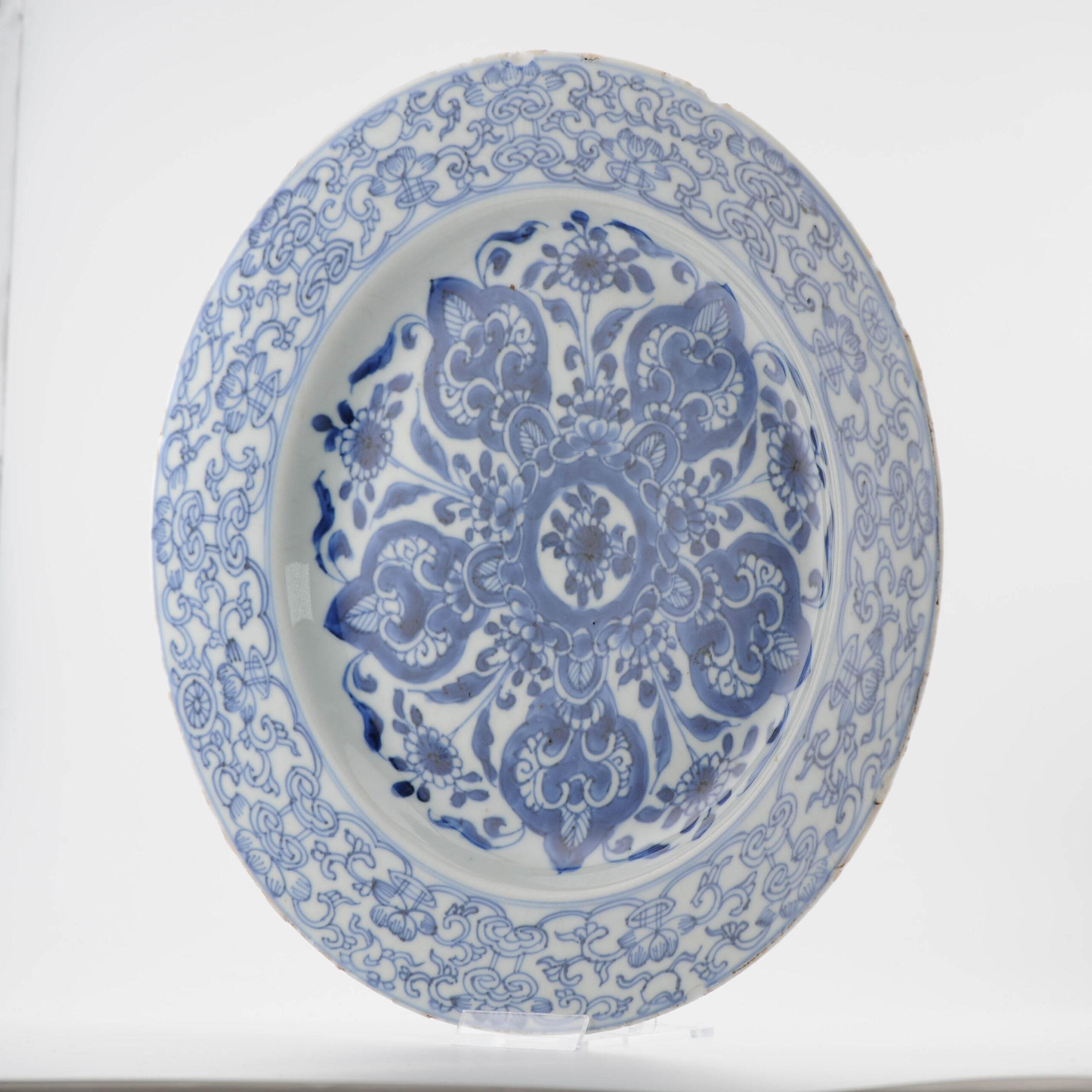 Antiguo Plato de Porcelana China Periodo Kangxi Flores Calidad Superior siglo XVIII y antes en venta