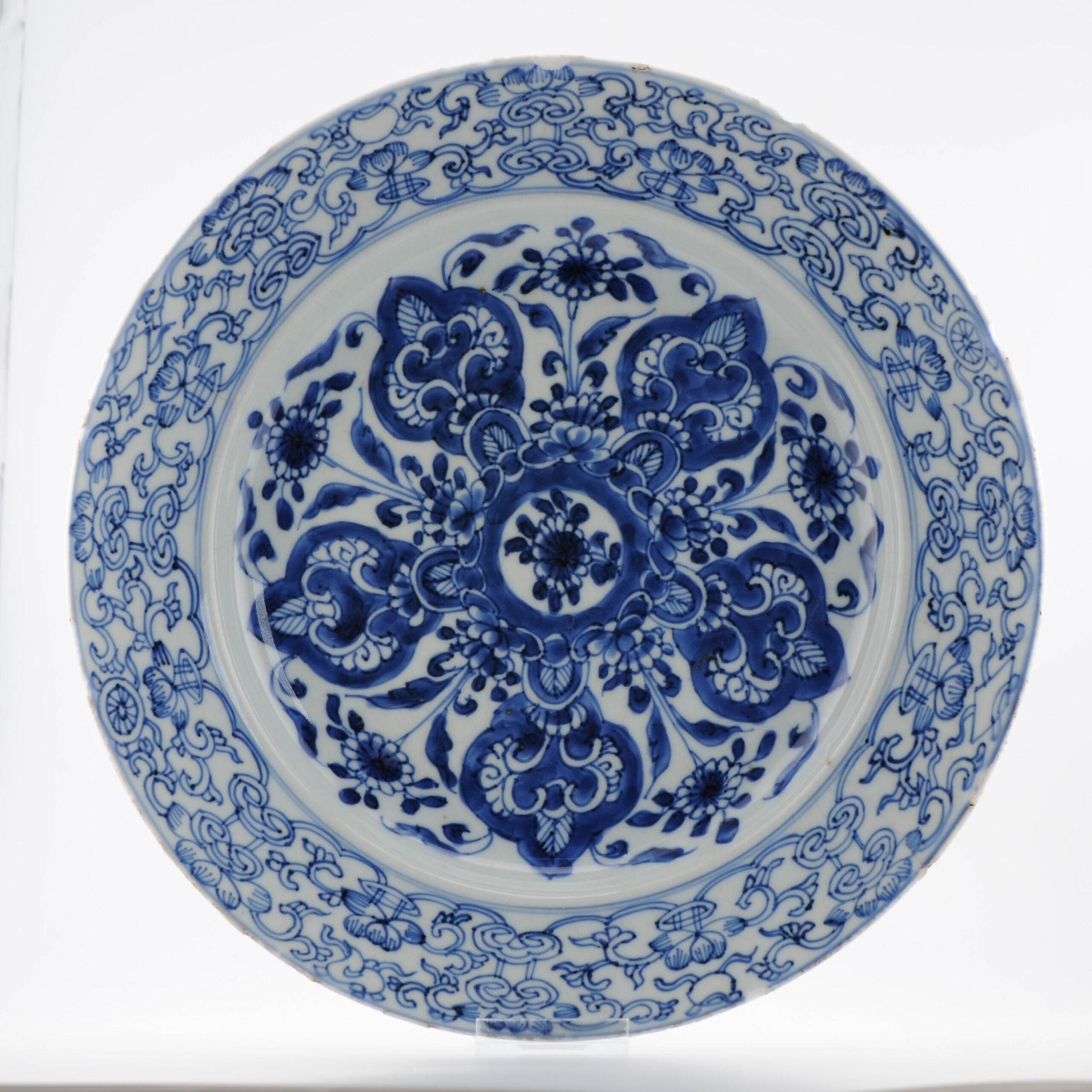 Antiguo Plato de Porcelana China Periodo Kangxi Flores Calidad Superior en venta 1