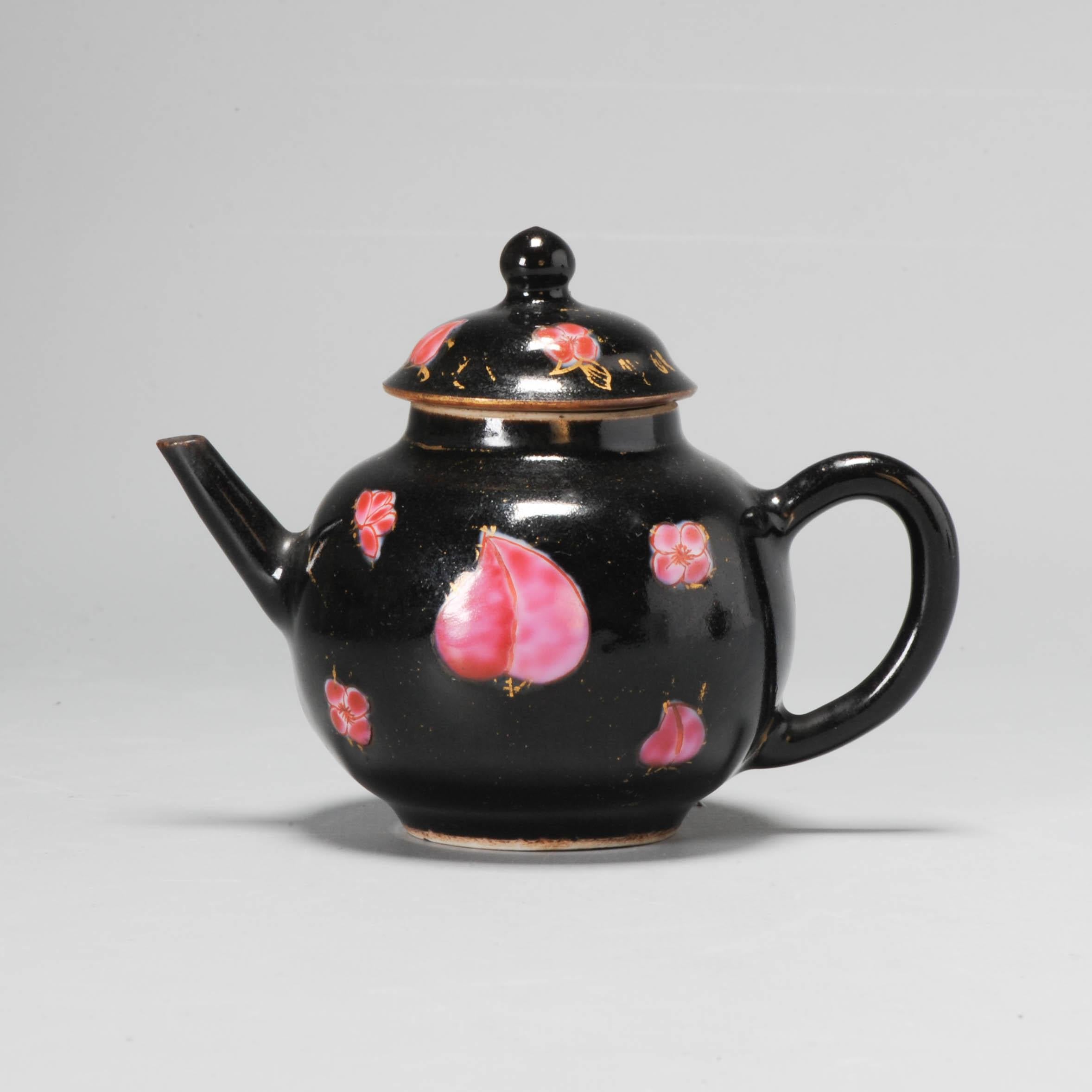Antique Chinese Porcelain Kangxi period Teapot Famille Noire Rose Flowers In Good Condition In Amsterdam, Noord Holland