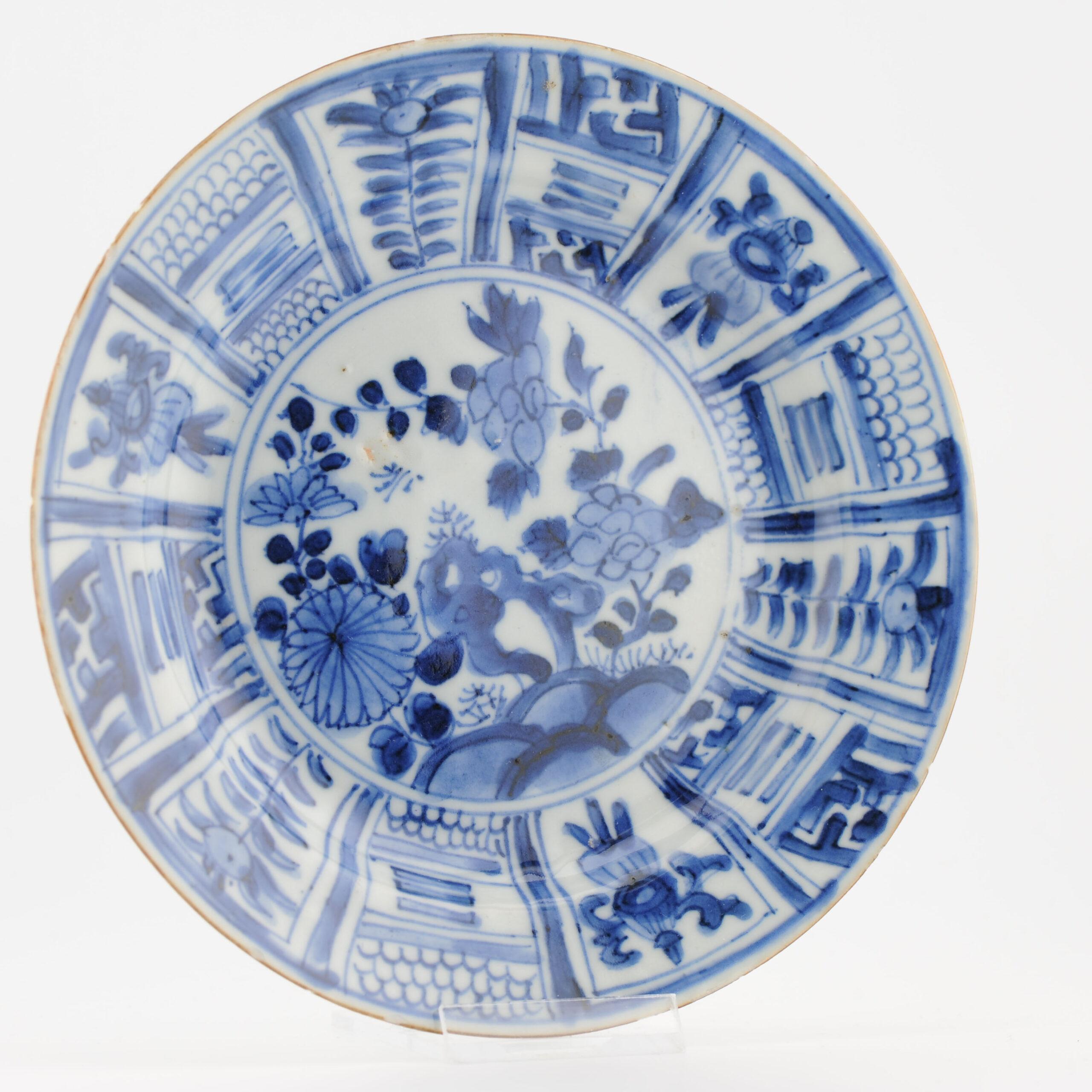 Cinese Antico piatto di porcellana cinese Kangxi-Yongzheng, stile Kraak in vendita