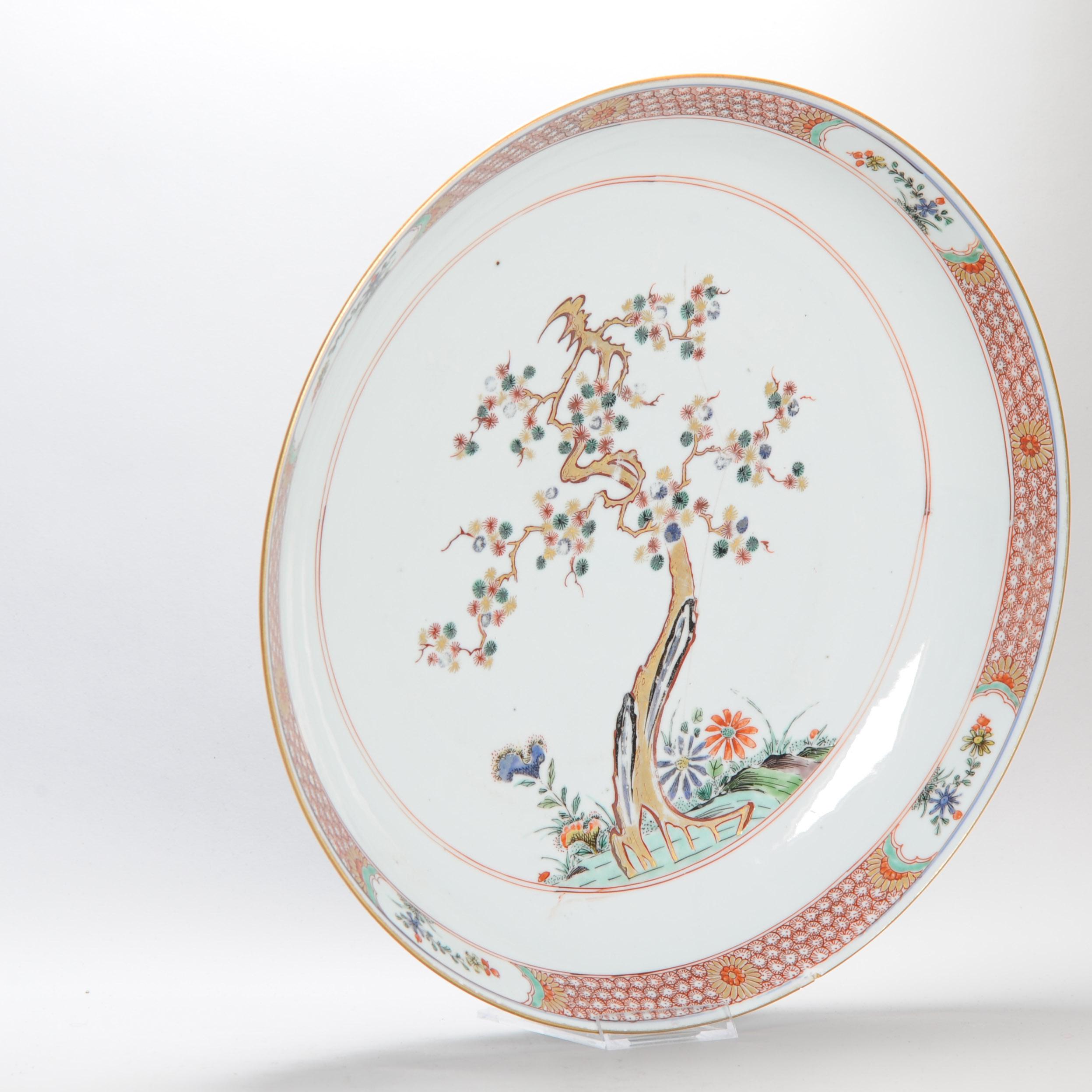 Un plato/cargador grande muy bien decorado.
Kangxi tardío o Yongzheng temprano. Por eso hemos acuñado el nombre Famille Melangee. Una mezcla de todos los estilos. Una proeza de increíble sofisticación en la porcelana de exportación que data de
