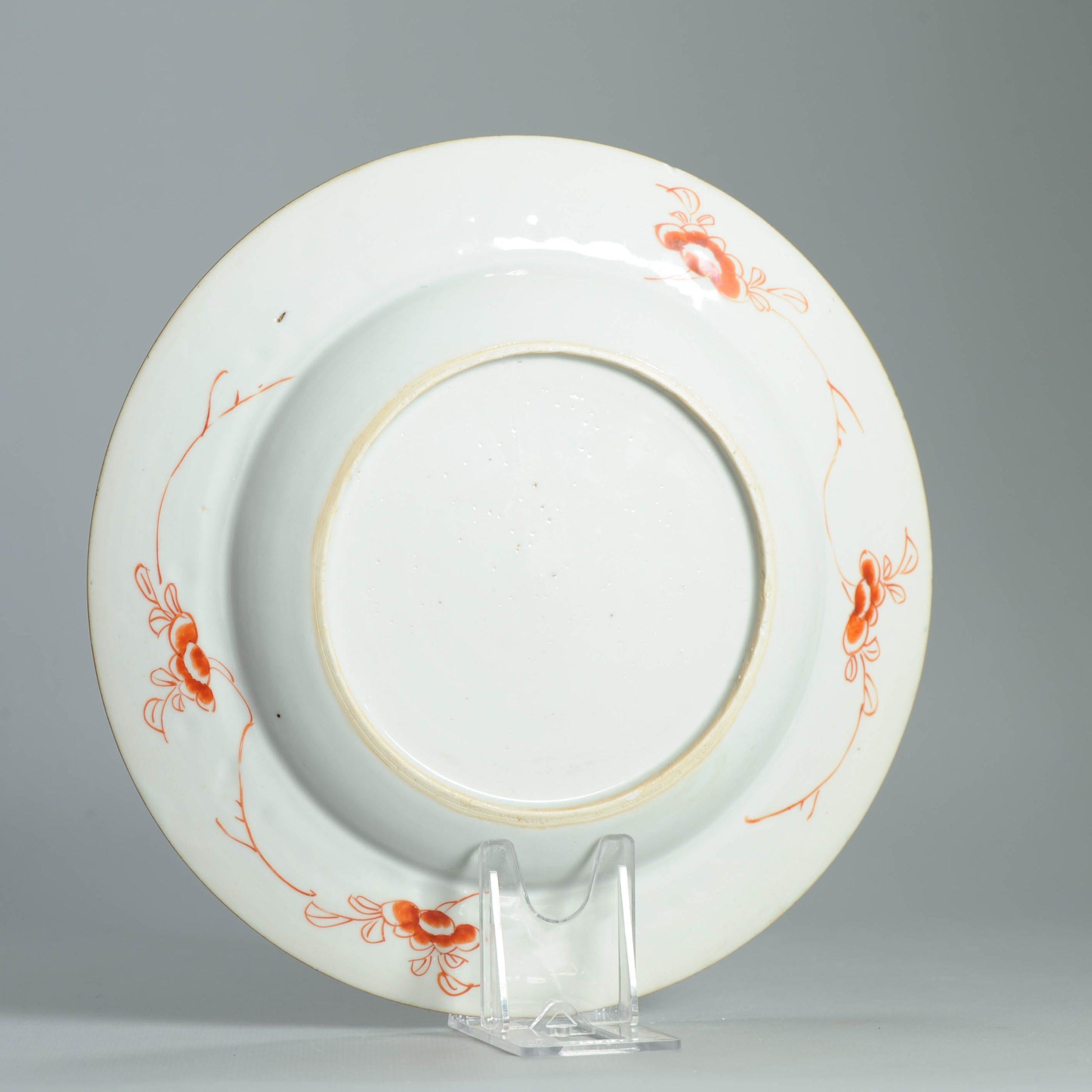 Descrizione
Un bel piatto del periodo Kangxi/Yongzheng risalente al 1720-1730 circa. Si tratta di un pezzo Famille Everything. Fine Kangxi inizio Yongzheng. Dal periodo in cui il produttore di Jingdezhen poteva fare tutto. Combina tutti gli stili in