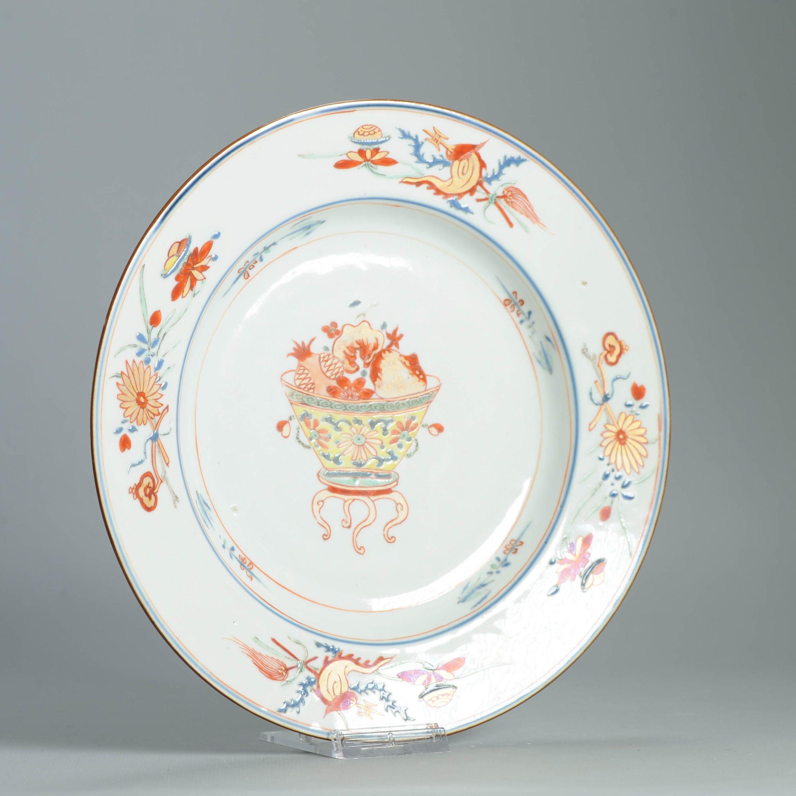 Antico piatto cinese in porcellana del periodo Kangxi/Yongzheng Cesto di fiori And Objects In condizioni buone in vendita a Amsterdam, Noord Holland