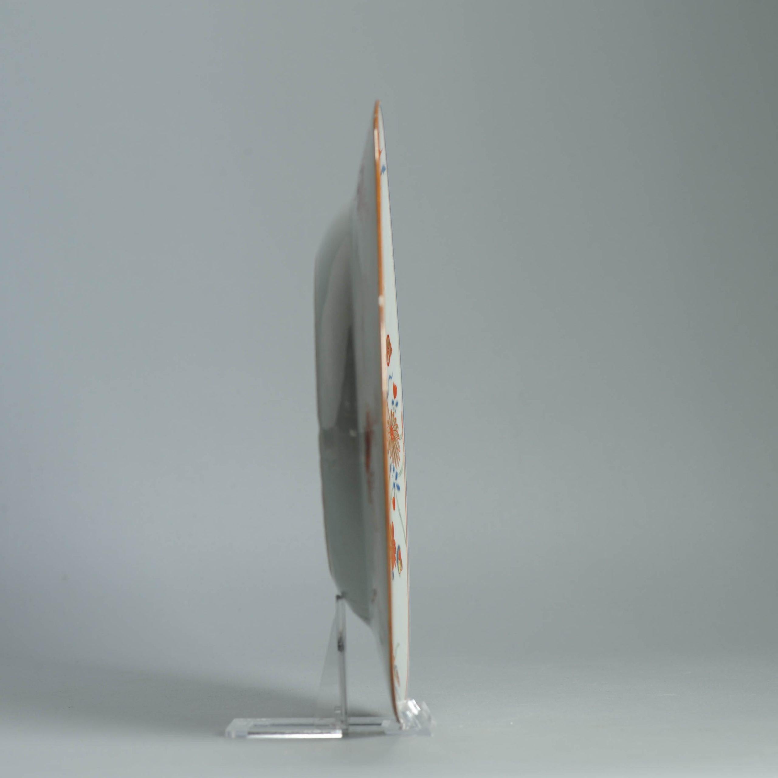 XVIII secolo Antico piatto cinese in porcellana del periodo Kangxi/Yongzheng Cesto di fiori And Objects in vendita