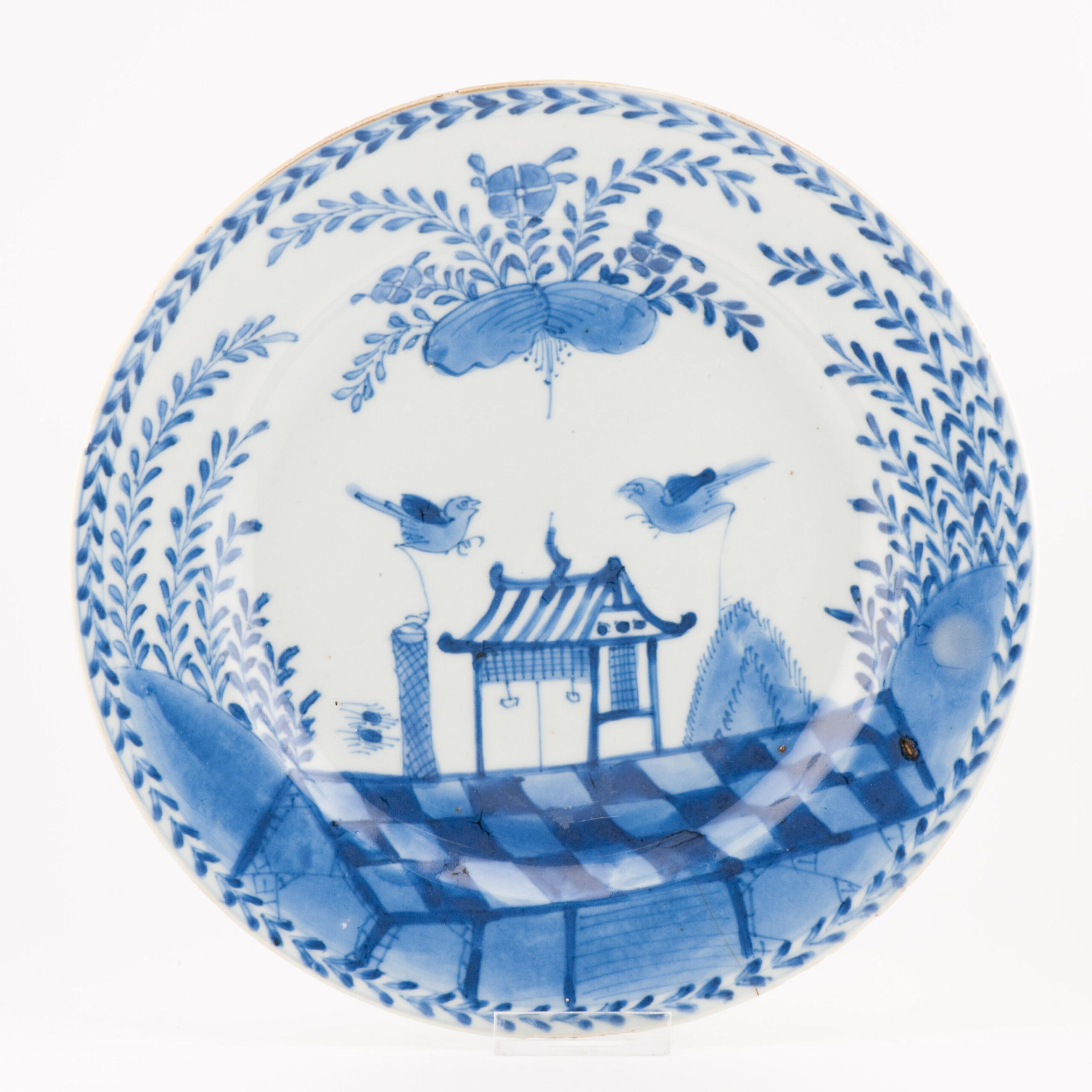 Plat très joliment peint avec coucou dans la maison
Période : Kangxi-Yongzheng
Pays d'origine : Chine

La moitié inférieure du motif est bien connue en Hollande sous le nom de 