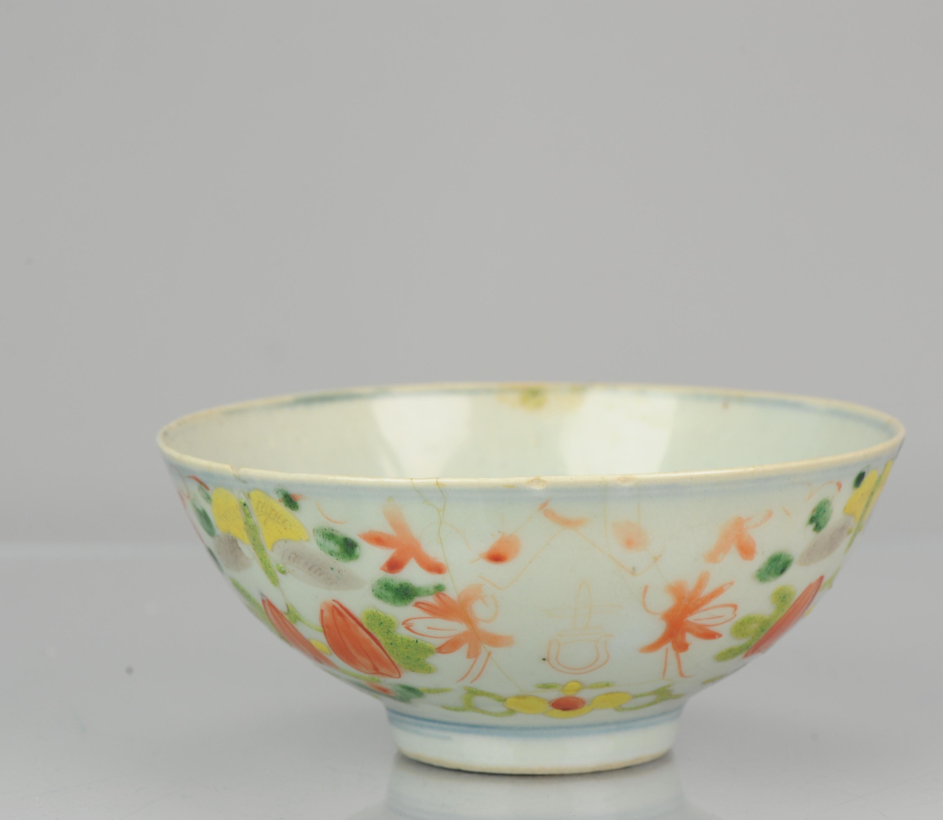 Grazioso piatto da cucina cinese in porcellana ch'ing con smalti famille rose.

La base è priva di segni.

Informazioni aggiuntive:
Materiale: Porcellana
Tipo: Bere il tè, Teiere
Regione di origine: Cina
Periodo: XIX secolo Qing (1661 -