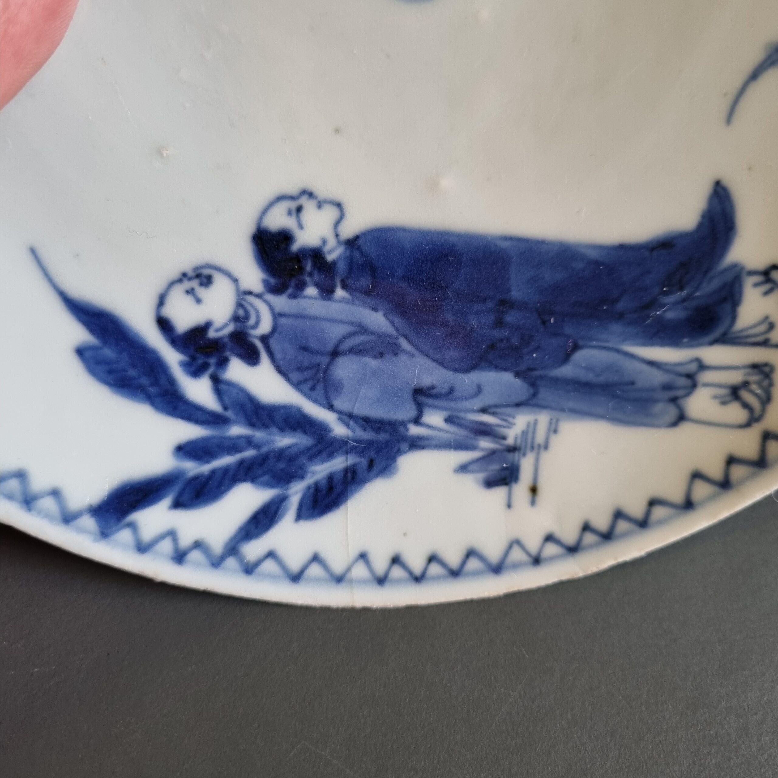 Antique Chinese Porcelain Kosometsuke Ladies in Meeting Plate Marked, 17th C In Excellent Condition For Sale In Amsterdam, Noord Holland