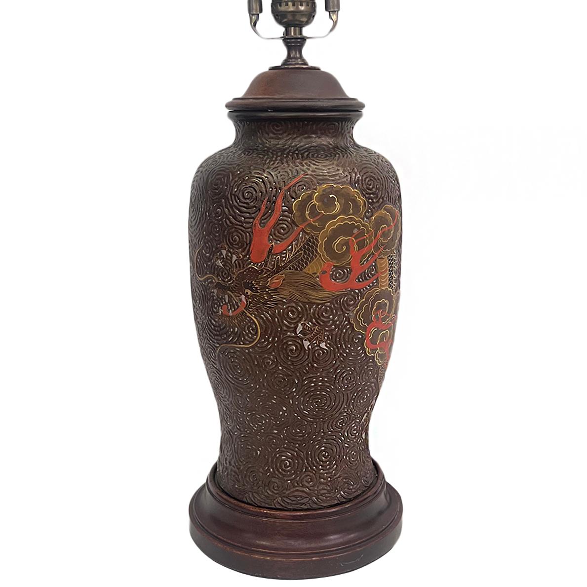 Lampada in porcellana dipinta cinese del 1920 circa.

Misure:
Altezza del corpo: 15.25
Altezza del paralume: 23.24