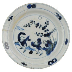 Antiguo plato de porcelana china de finales de la dinastía Ming o de transición Paisaje