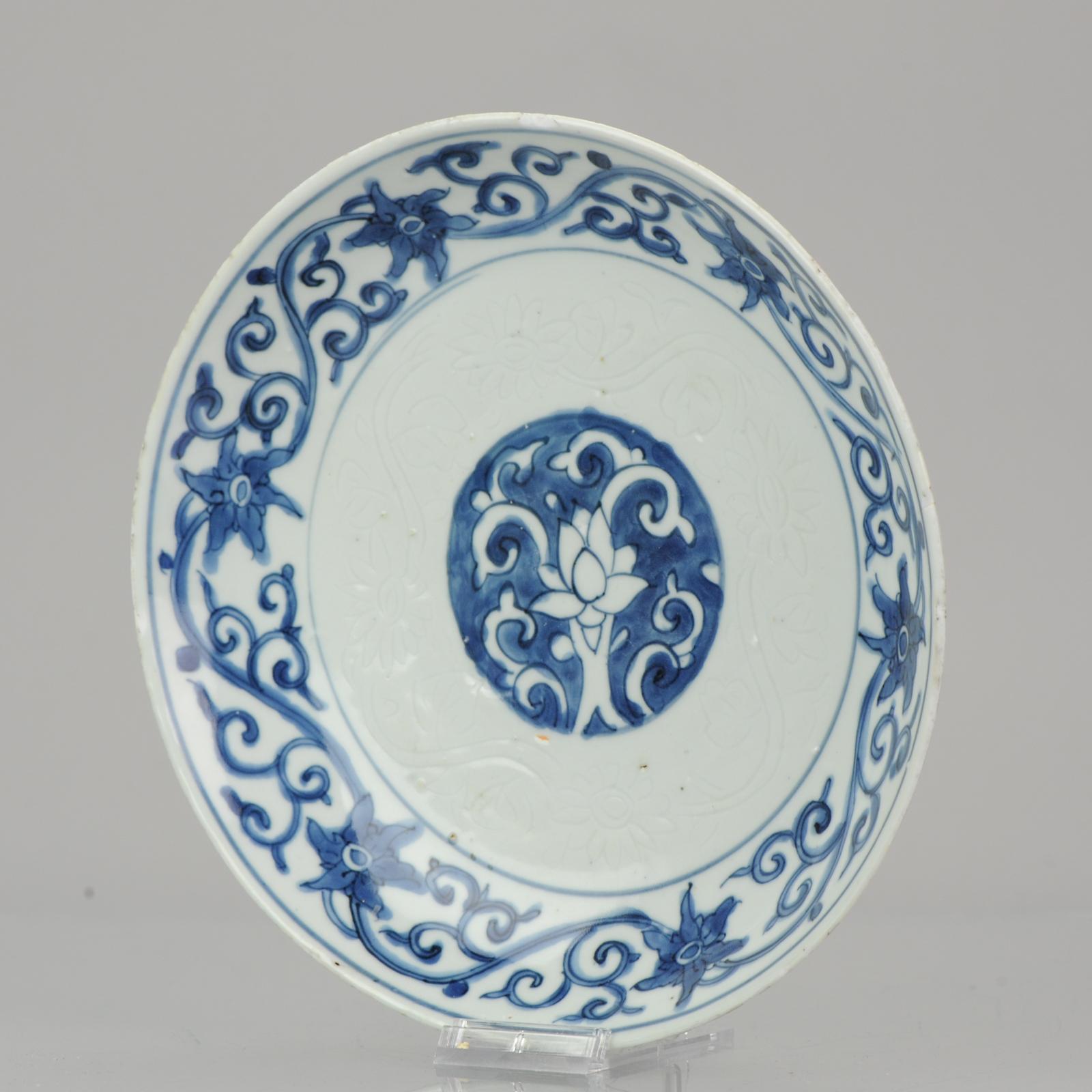 Antique Chinese Porcelain Lotus Ming 1600-1640 Tianqi Chongzhen Anhua Engraving In Good Condition For Sale In Amsterdam, Noord Holland