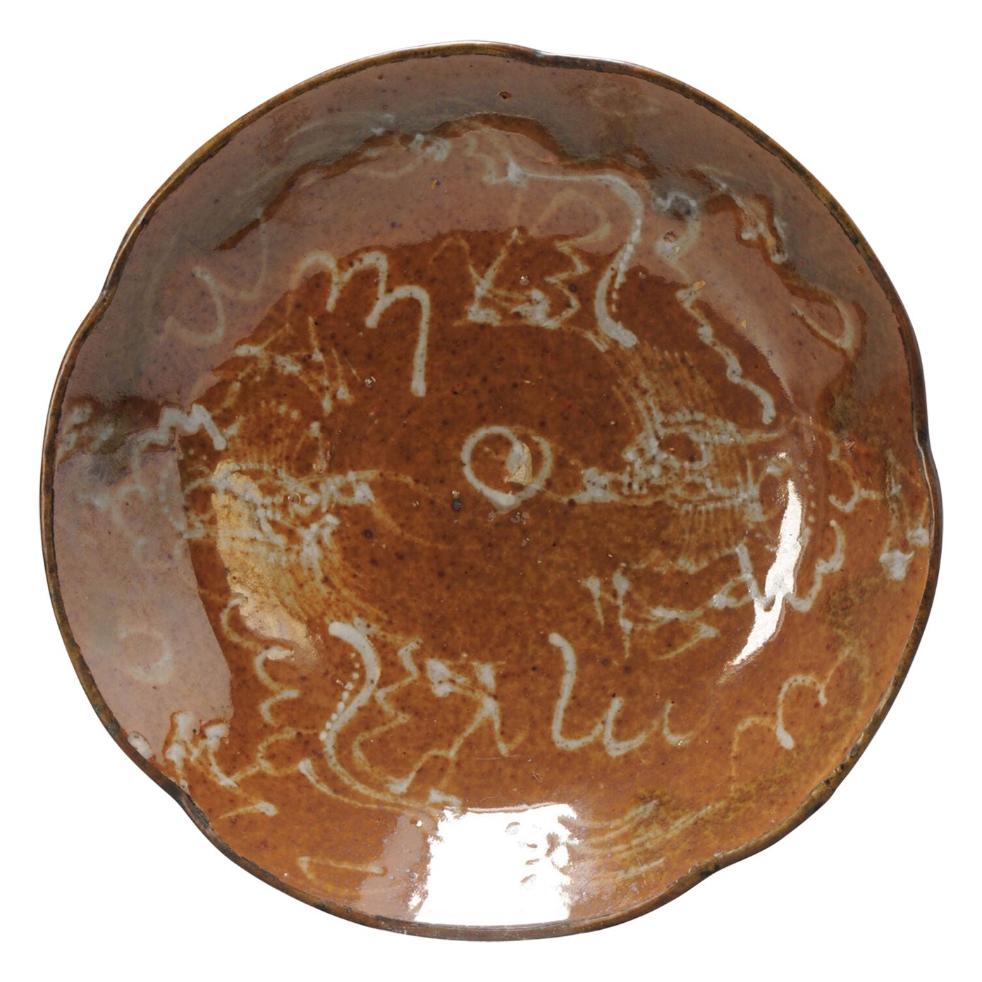 Antique Plat Ming/Transitionnel en porcelaine de Chine, scène à glaçure blanche et brune, 17e siècle
