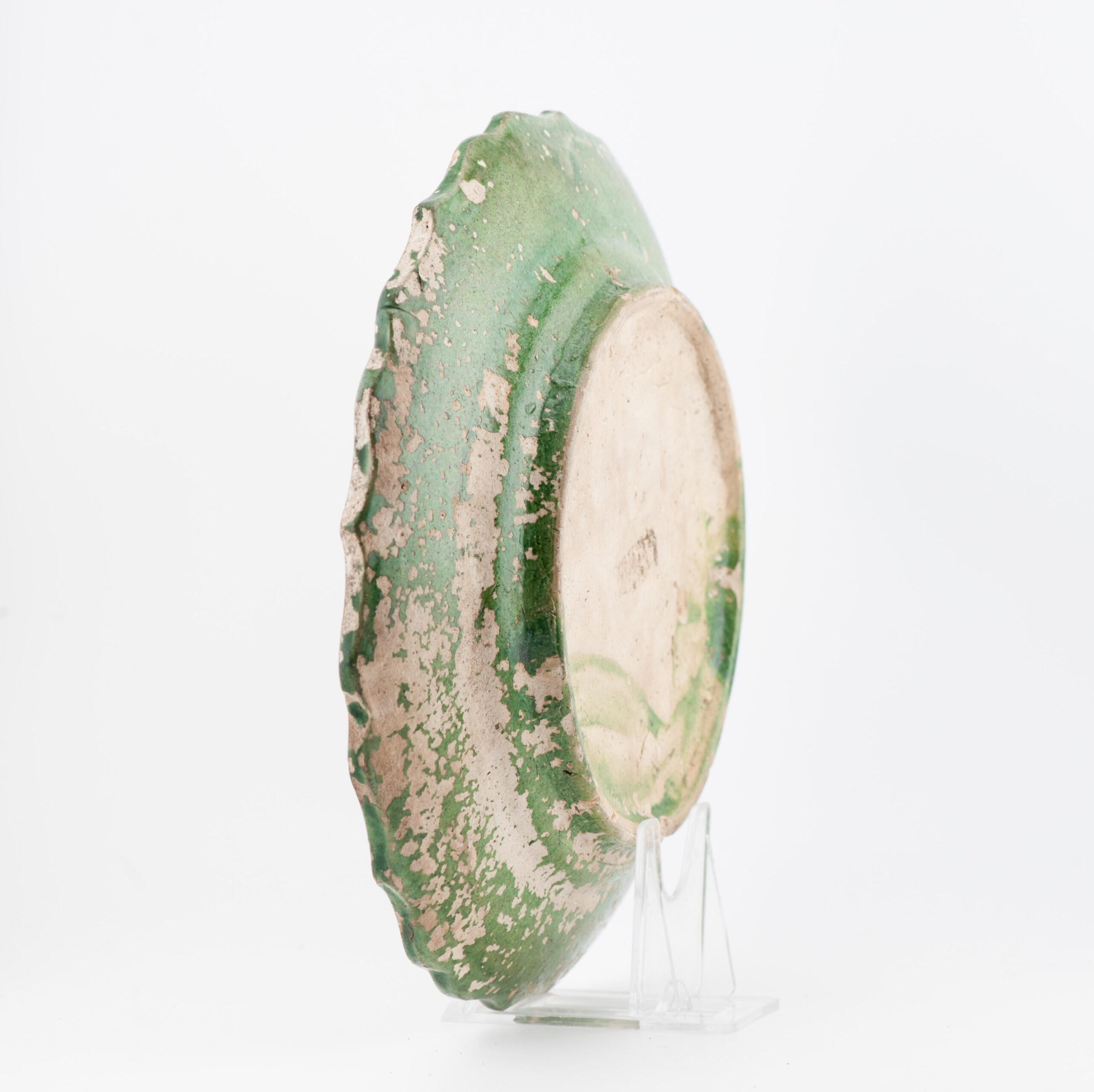 Antique Chinese Porcelain Ming/Transitional Dish Green Glaze Carved, 17th C In Good Condition For Sale In Amsterdam, Noord Holland