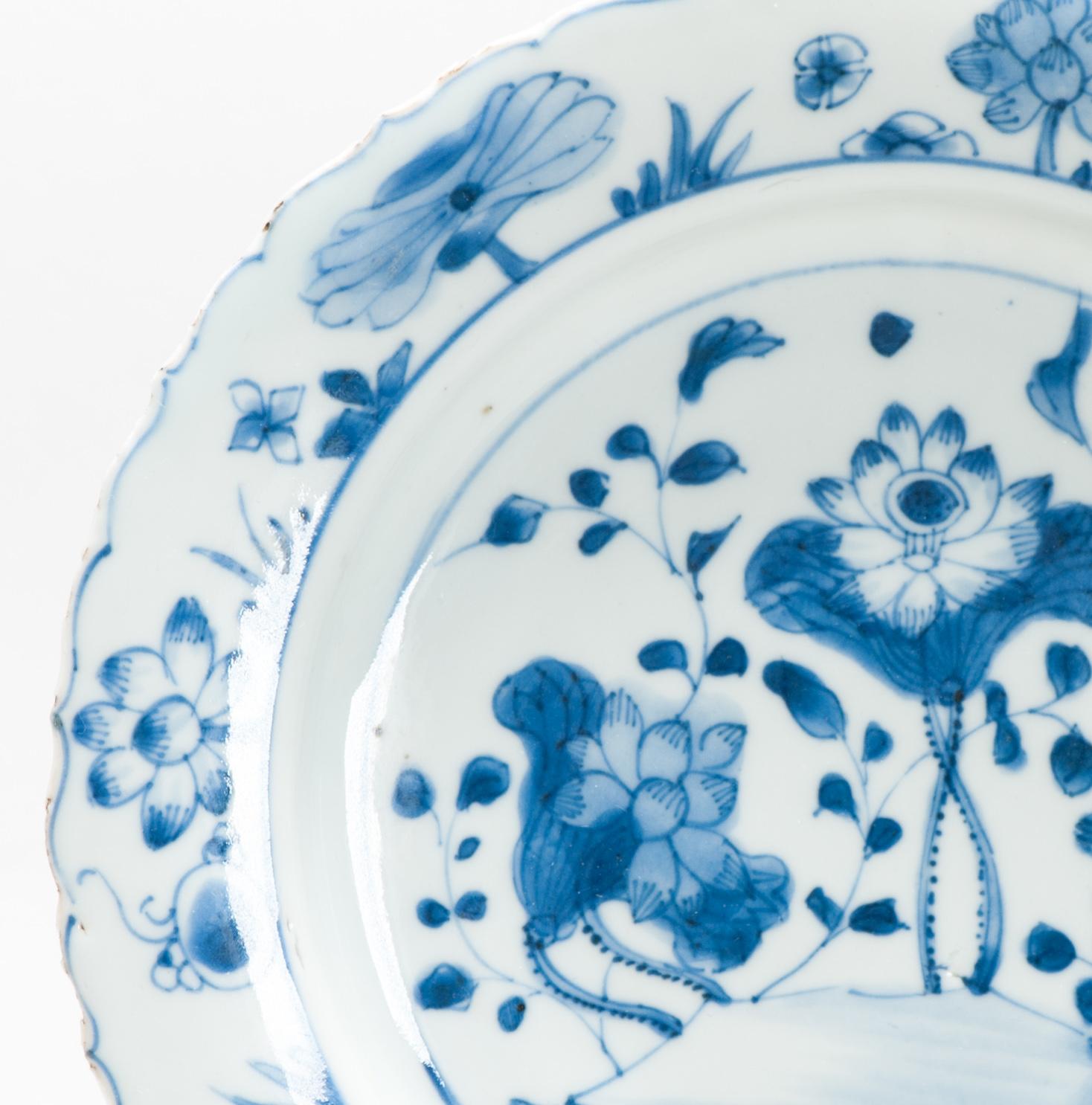 Antique Chinese Porcelain Ming Wanli Period Plate, 1580-1600 In Good Condition For Sale In Amsterdam, Noord Holland