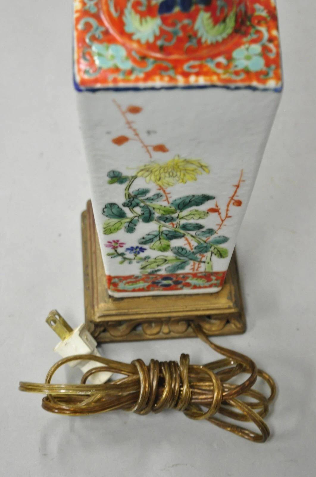 Ancienne lampe de table Boudoir en porcelaine chinoise peinte à la main d'une fleur orange en vente 3