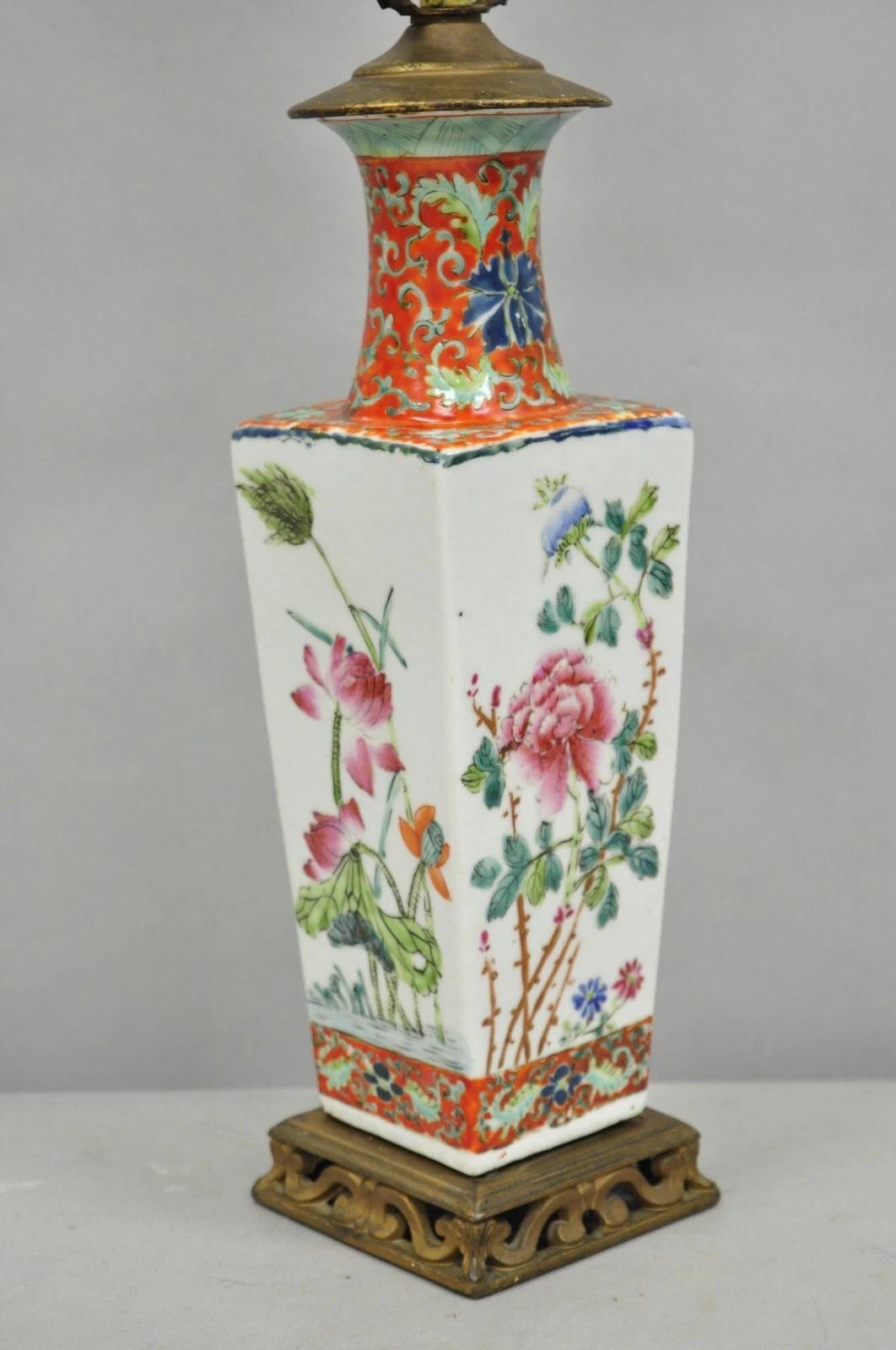 Ancienne lampe de table Boudoir en porcelaine chinoise peinte à la main d'une fleur orange en vente 4